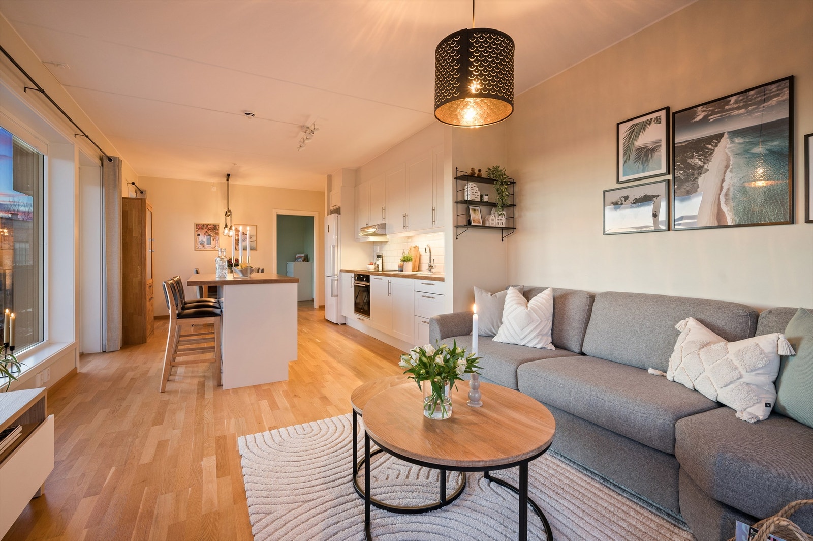 Leiligheten har en sosial og åpen stue/-kjøkken løsning. Galleribilde