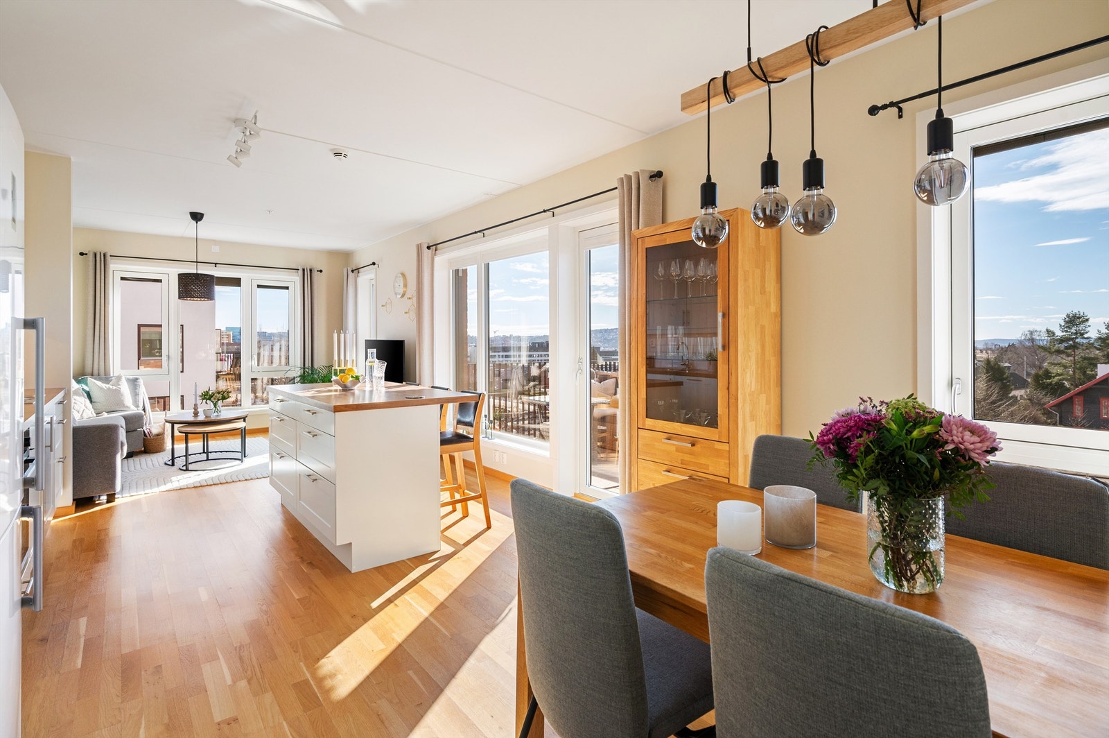 Videre inn i leiligheten er det en naturlig og fin plass å innrede med spisebord. Galleribilde