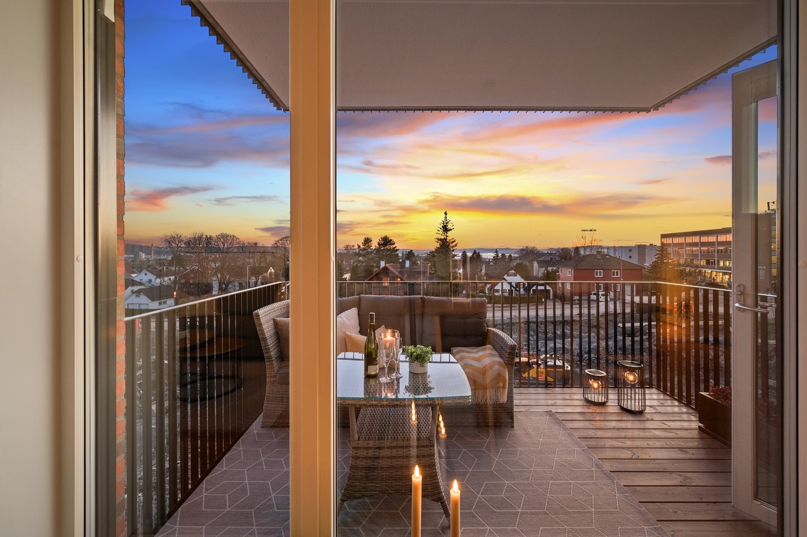 Balkongen har utebelysning og stikkontakt så du enkelt kan sette ut varmelamper for å maksimere bruken. Galleribilde