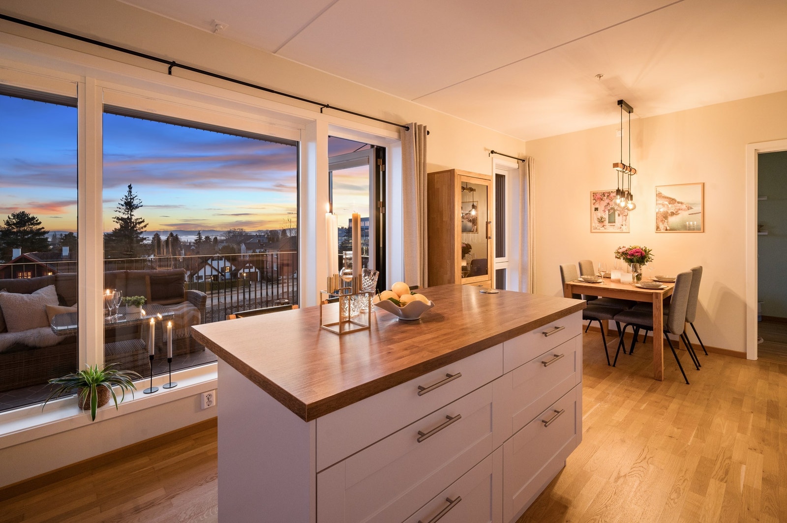 Kjøkkenøy sørger for ekstra oppbevaringsplass og er meget praktisk når ulike retter skal diskes opp. Galleribilde