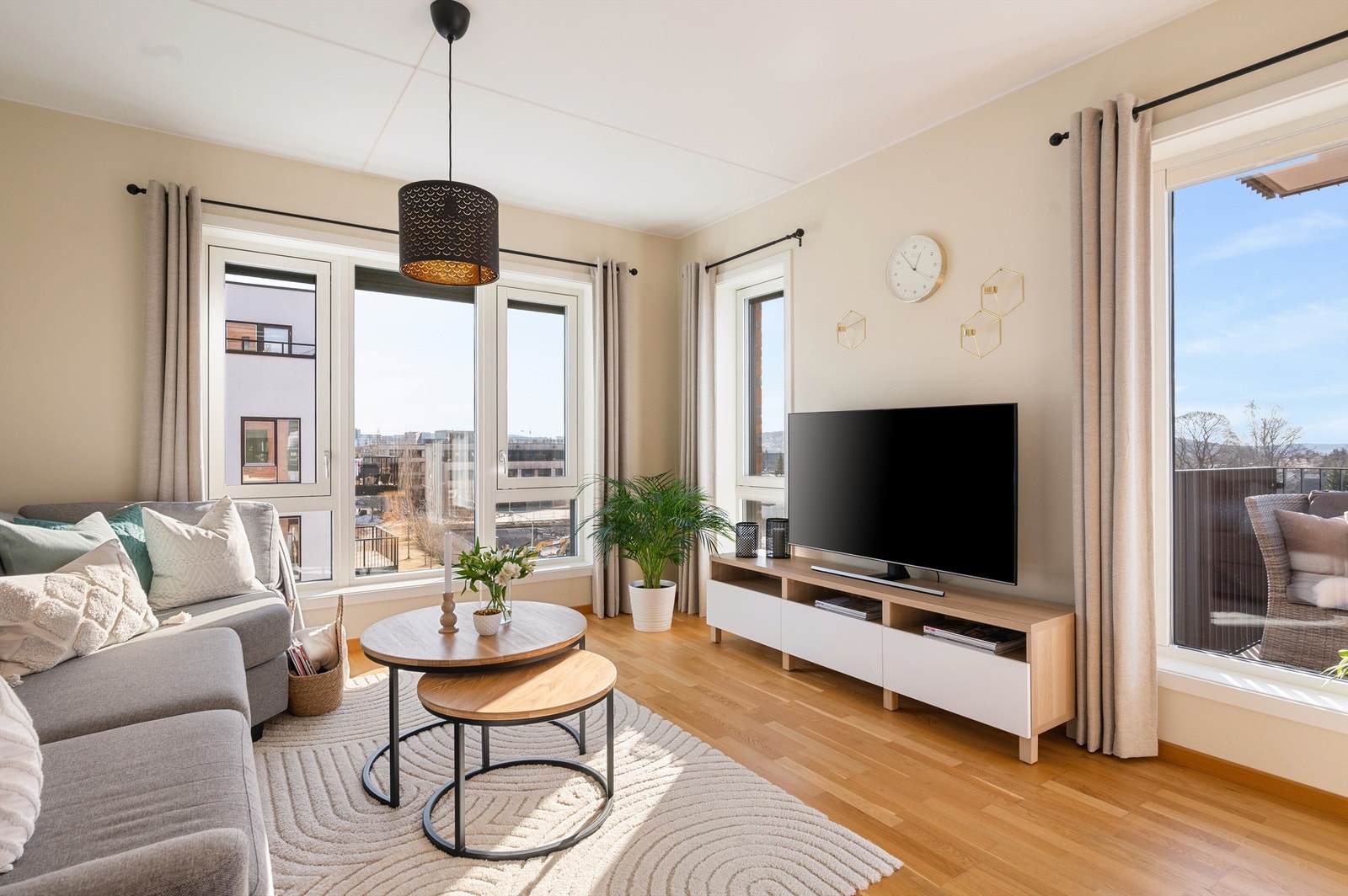 Grunnet leilighetens hjørnebeliggenhet sørger store vindusflater på flere vegger for rikelig med lysinnslipp som skaper en lys og luftig atmosfære i rommet. Galleribilde