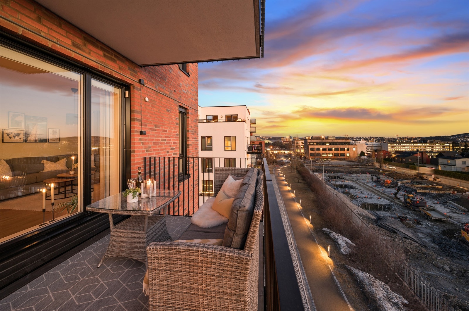 Utsynet fra balkongen vil endres da det kommer opp et nytt boligbygg på nabotomten. Galleribilde