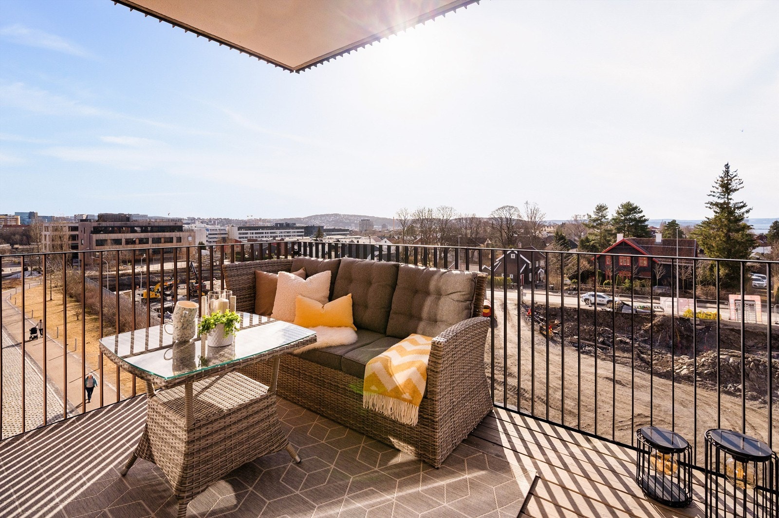 Fra stuen er det utgang til leilighetens herlige balkong. Galleribilde