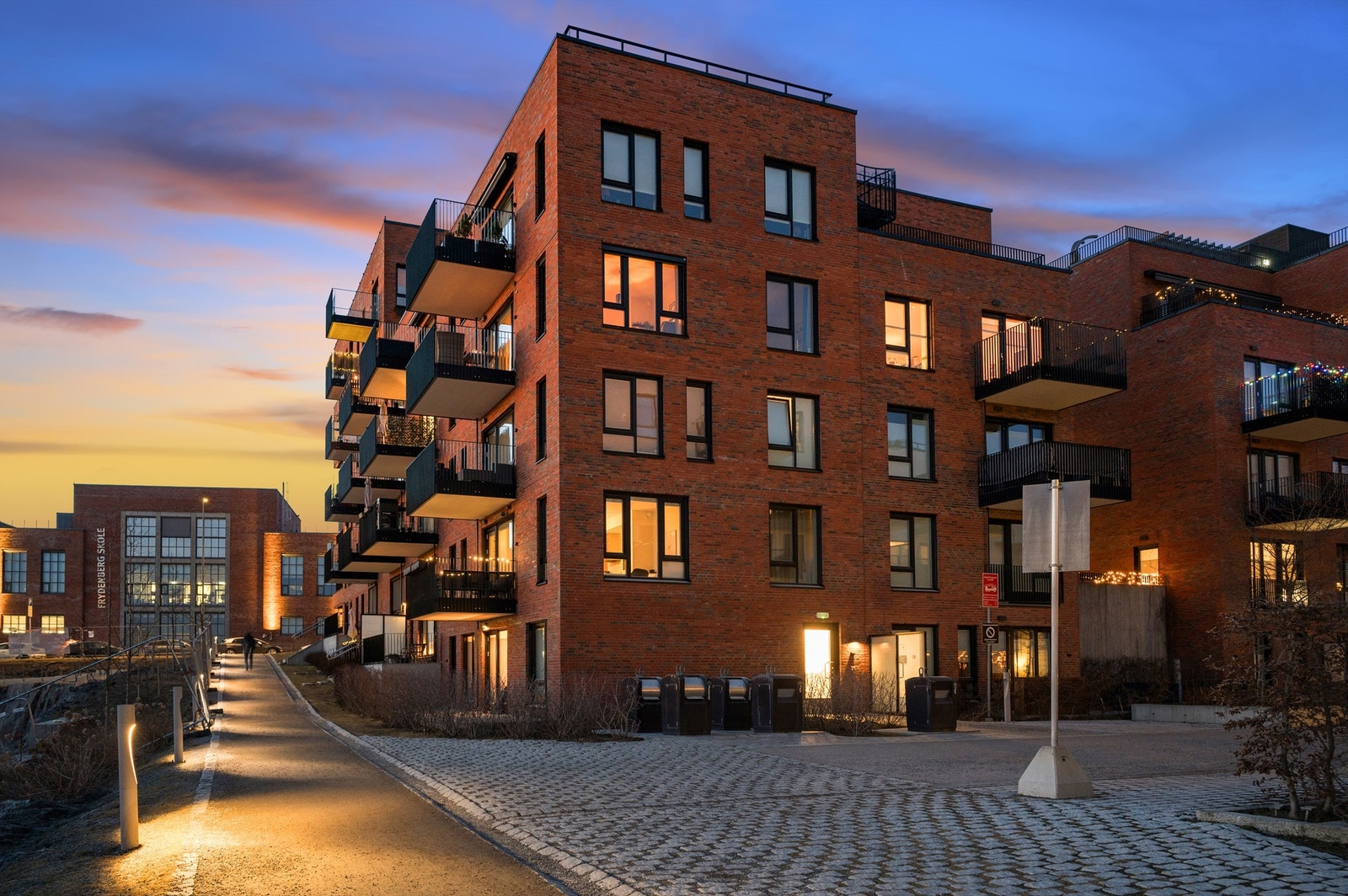 Leiligheten ligger i 3. etasje og har god intern beliggenhet på hjørnet. Galleribilde