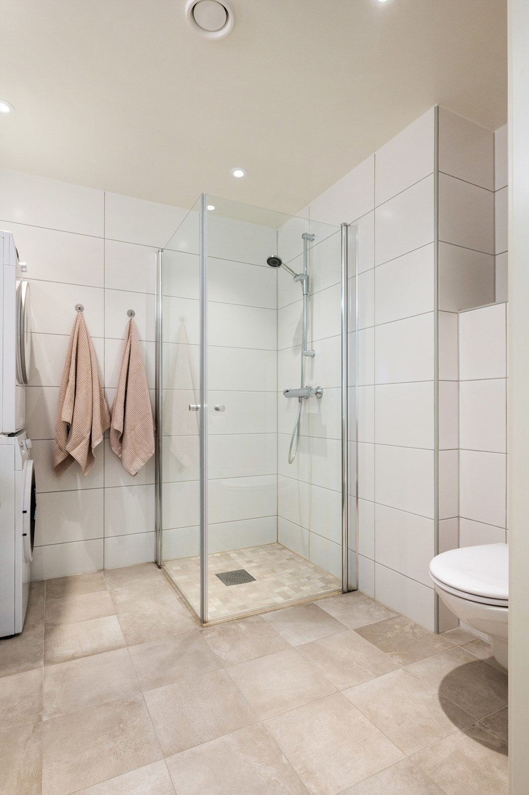 Innredningen består av vegghengt toalett og servantinnredning, ovenpåliggende servant og dusjhjørne. Opplegg til vaskemaskin. Galleribilde