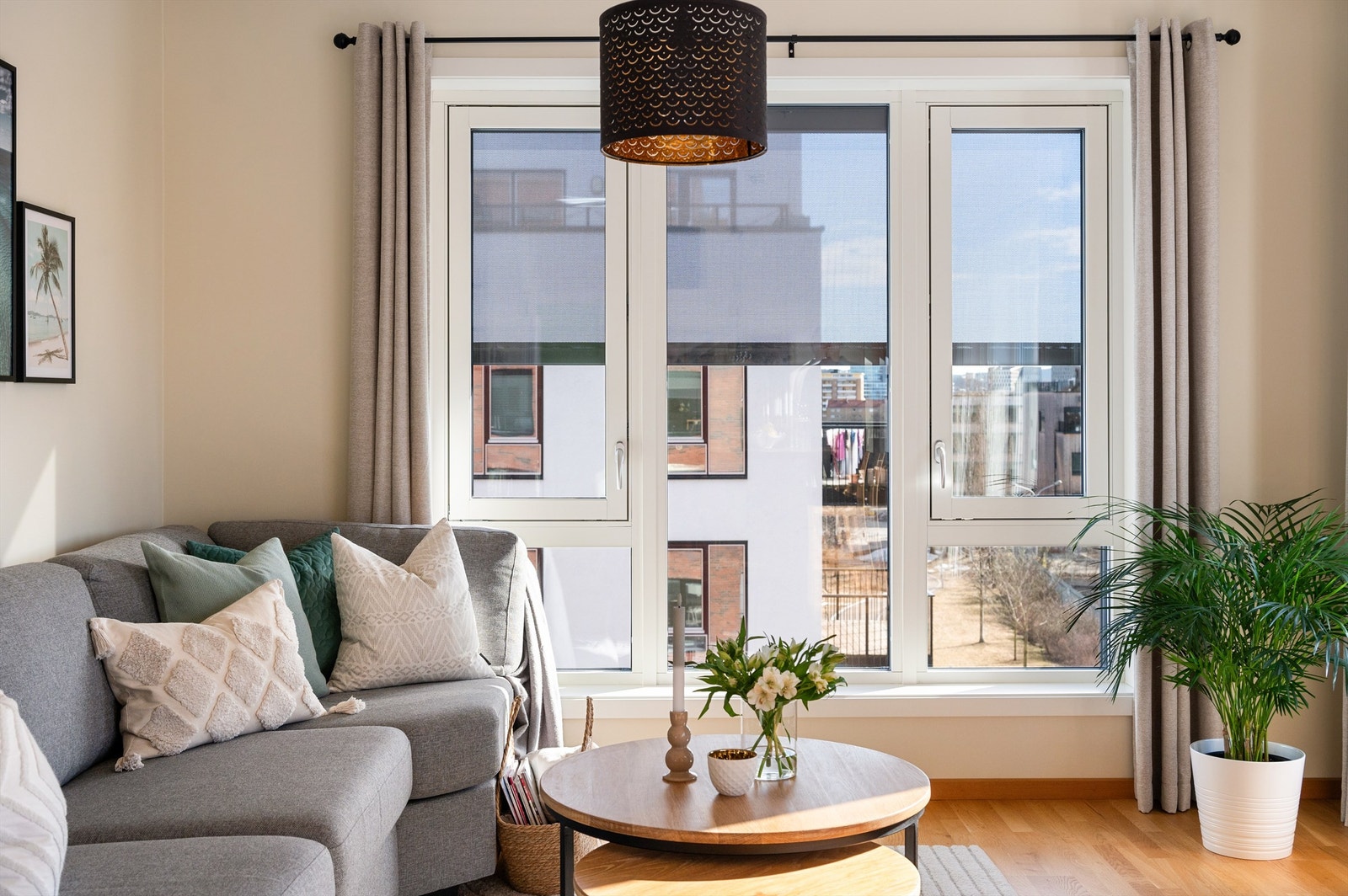 God plass til hyggelig sofagruppe med tilhørende salongbord og tv-seksjon. Galleribilde