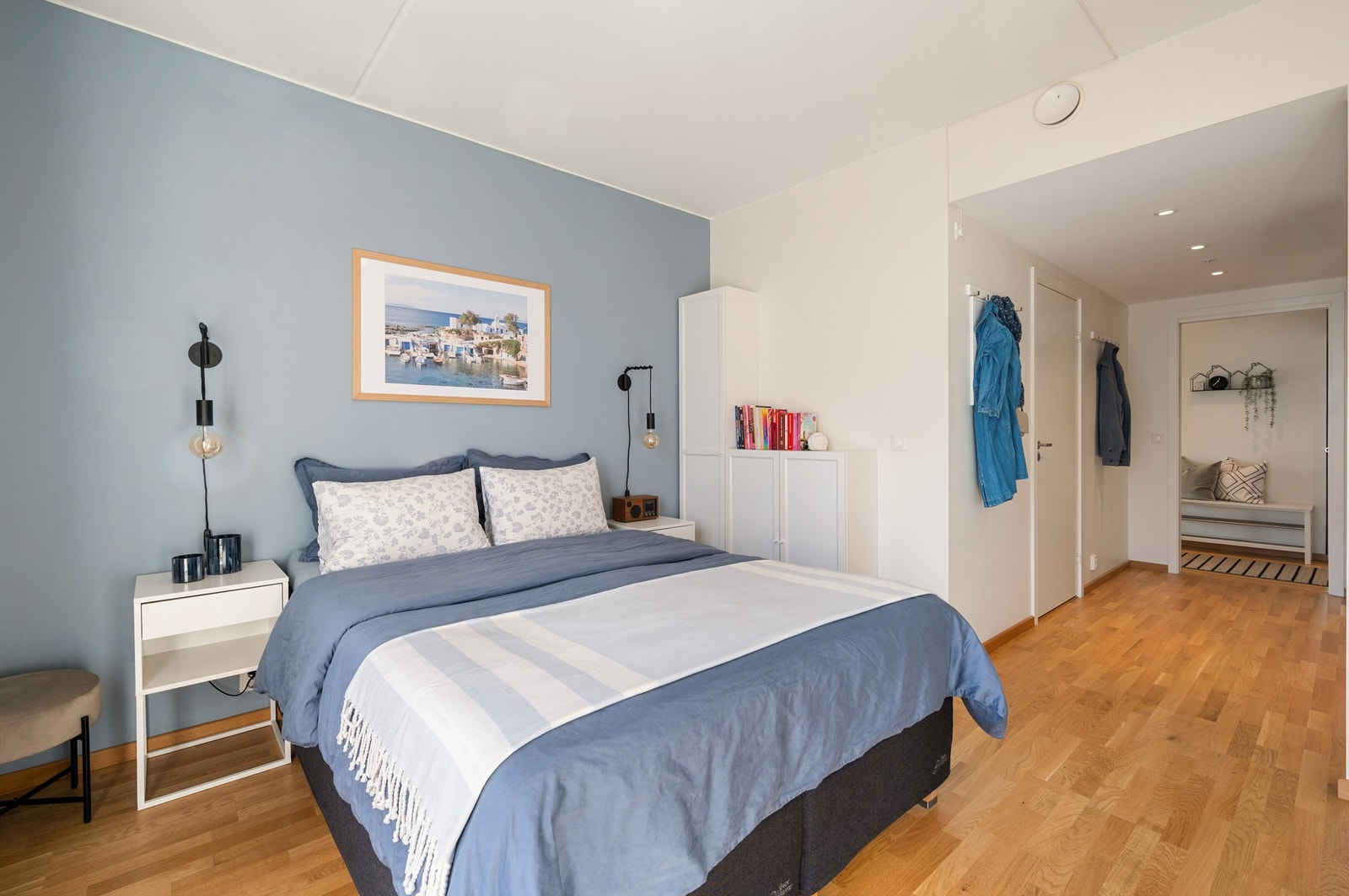 Leiligheten har et svært romslig hovedsoverom med god plass til dobbeltseng og tilhørende nattbord og garderobeskap. Galleribilde