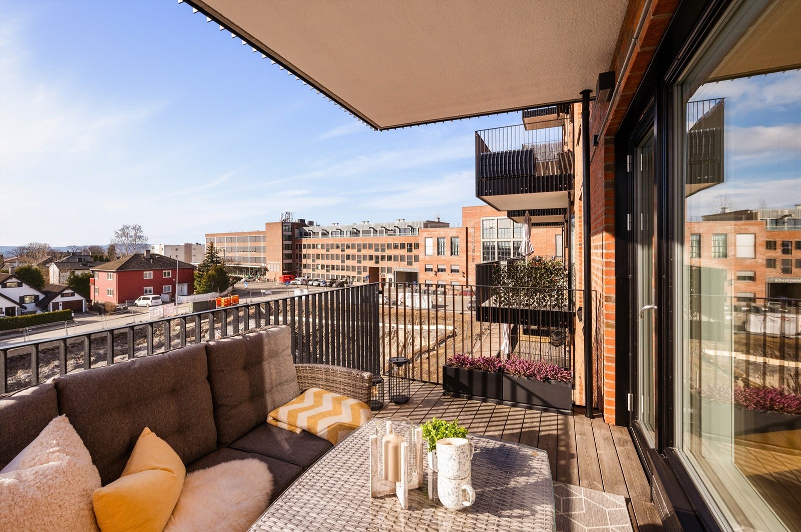 Balkongen er på hele 7 kvm og kan således enkelt innredes med ønsket møblement. Galleribilde