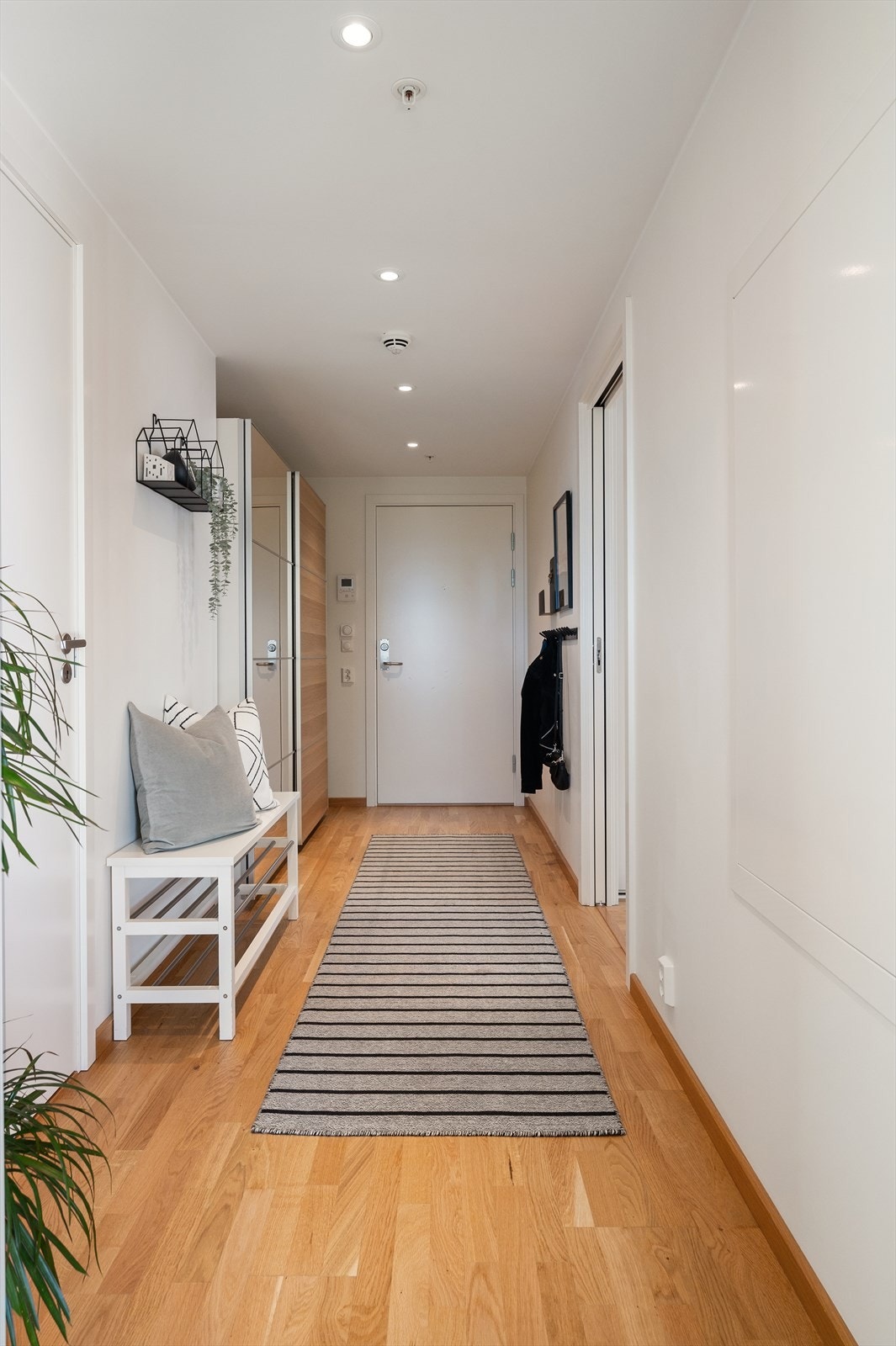 Her har du meget god oppbevaringsplass i garderobeskap bak skyvedør med speil. Galleribilde