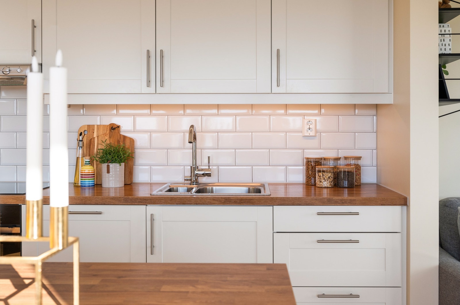 Belysning under benkeskapene og stikkontakter over benkeplaten. Galleribilde