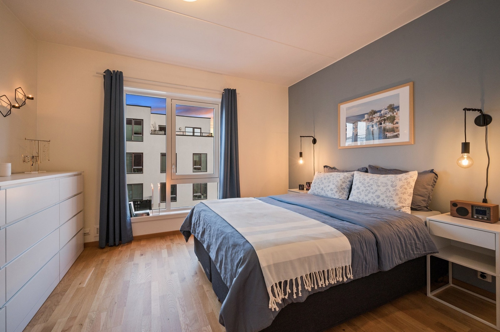 Veggene er malt i en lun farge som gir en deilig atmosfære å sove i. Galleribilde