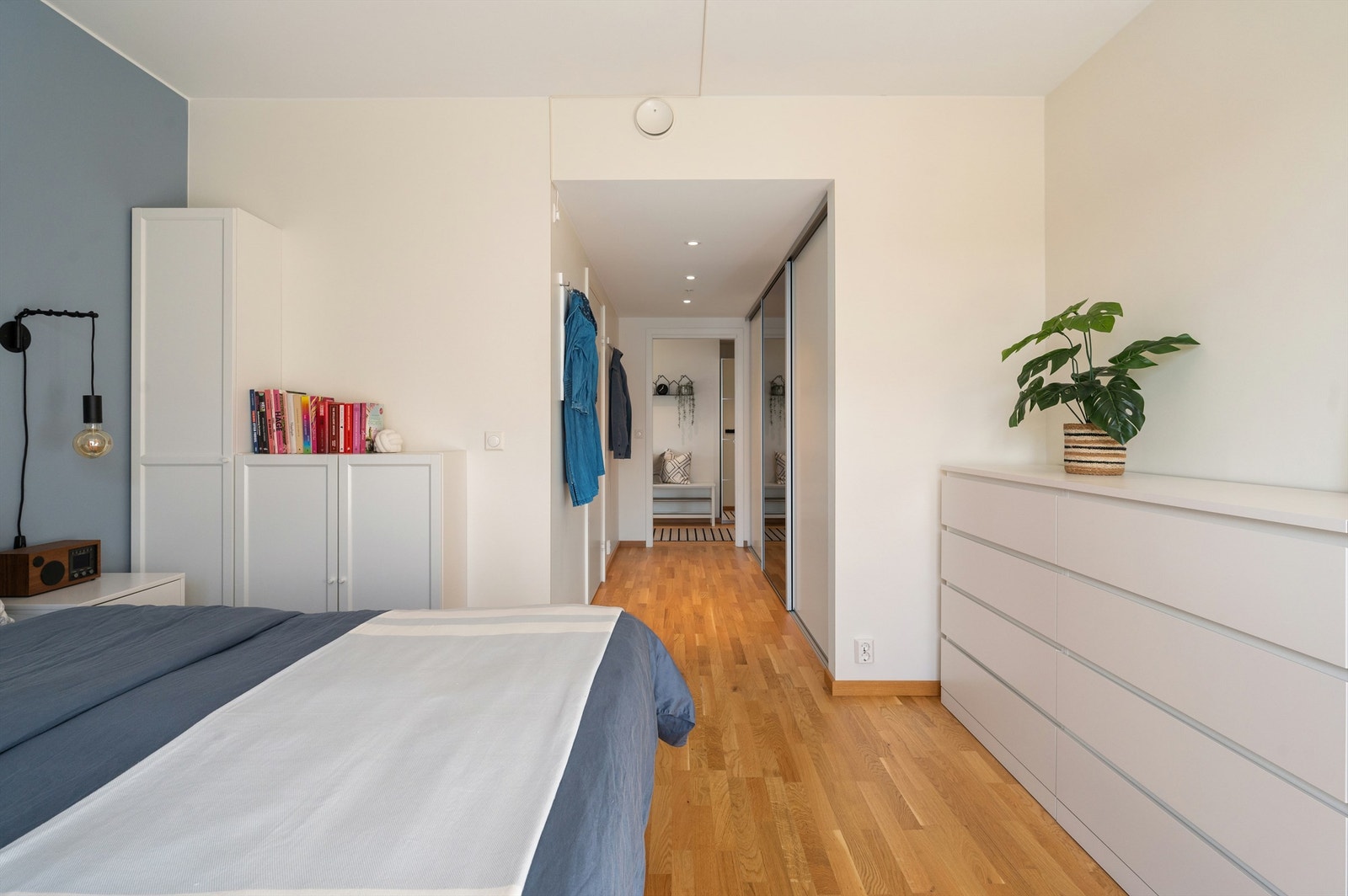 Fra soverommet har du tilgang til en romslig skyvedørsgarderobe som sørger for god oppbevaringsplass. Galleribilde