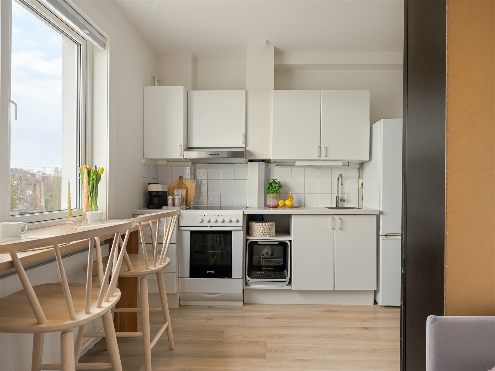 Tidsriktig kjøkken som byr på godt med skap- og benkeplass. Galleribilde