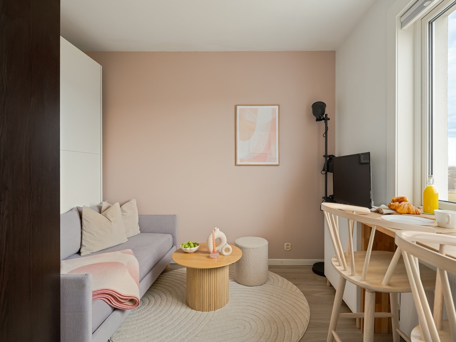 De store vindusflatene gir rikelig med naturlig lysinnslipp og fin romfølelse. Galleribilde