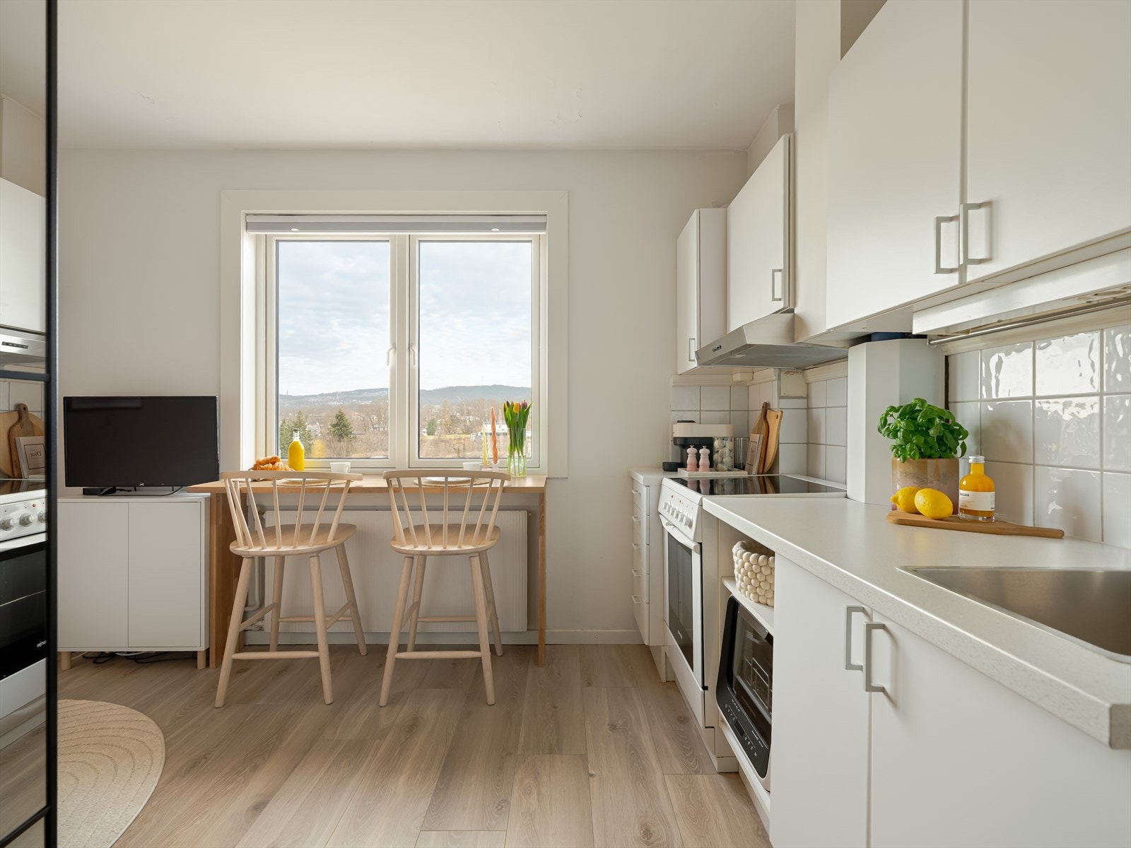 Lys under overskap, samt ventilator med kullfilter. Det er opplegg for oppvaskmaskin i hylle, samt plass til frittstående stekeovn og kjøleskap. Galleribilde