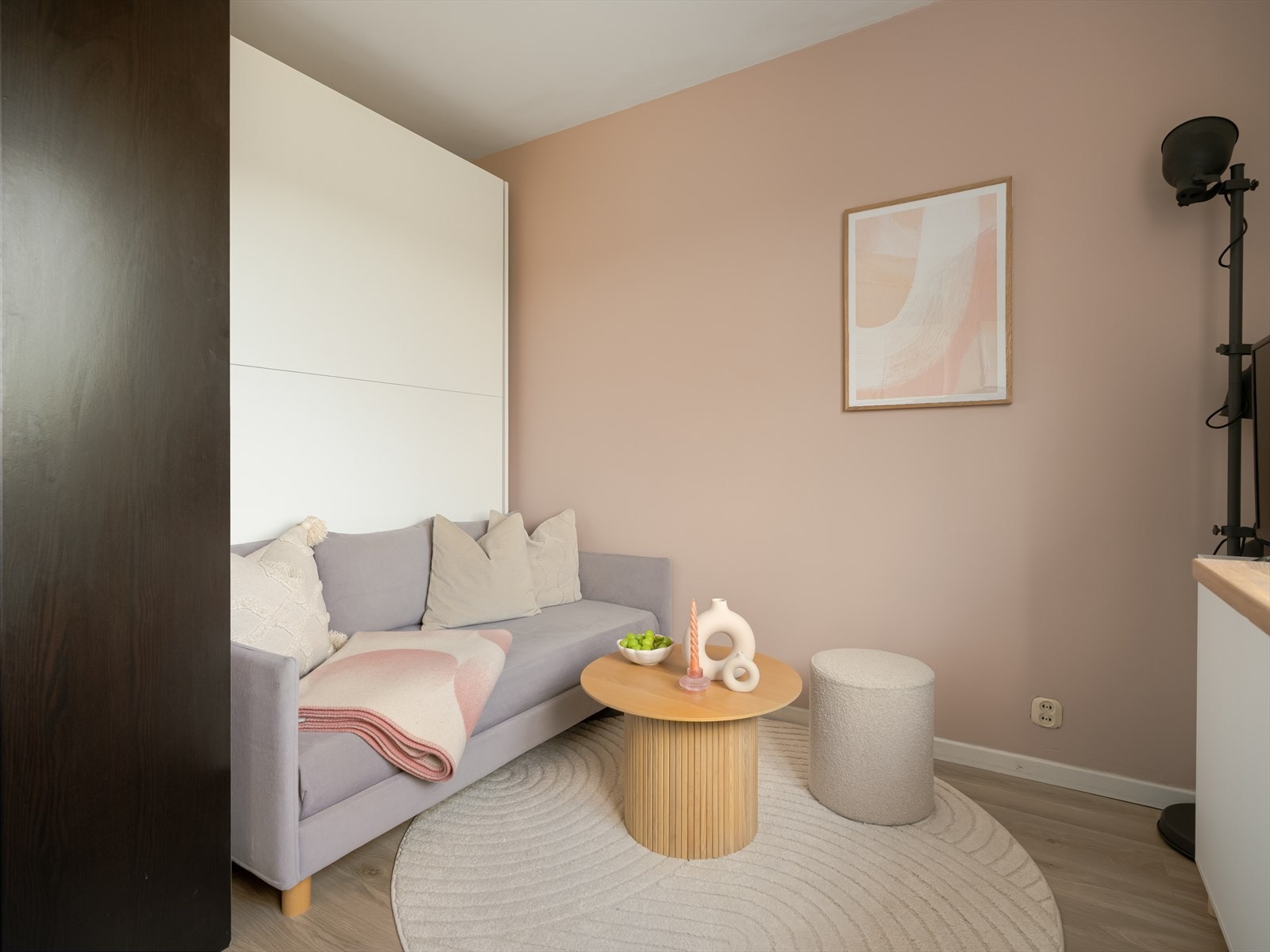 Leiligheten har en praktisk planløsning med naturlige "soner" den har en åpen løsning med kjøkkenet og har god plass til sofa, bord og TV. Galleribilde