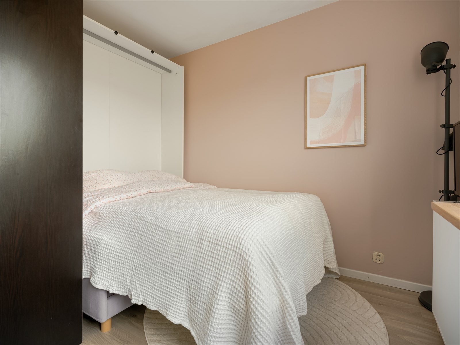 Praktisk skapseng kan innredes til sofa på dagtid. Galleribilde