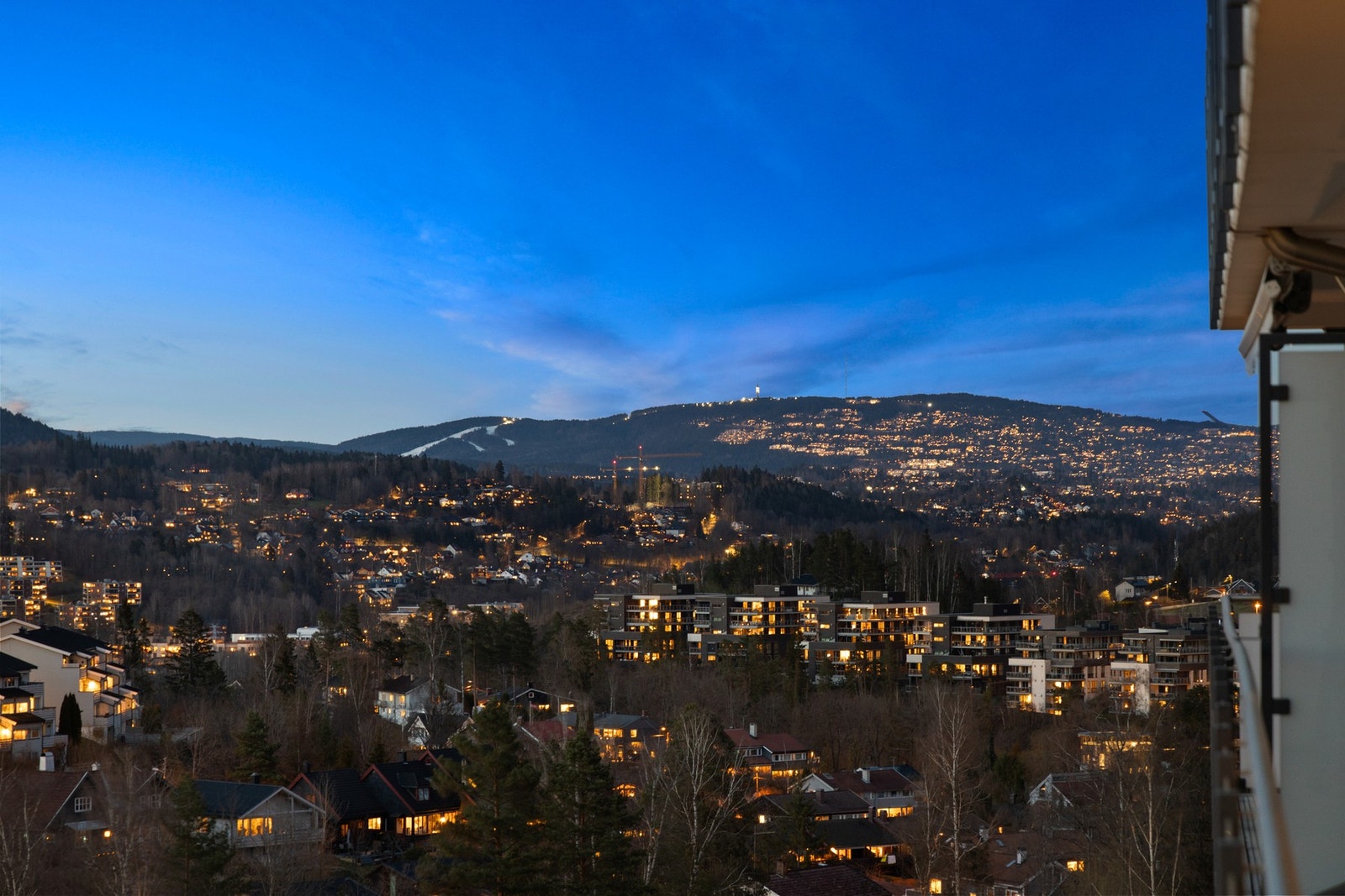 Leiligheten ligger høyt og fritt til med vid og flott utsikt mot blant annet Tanumåsen, Holmenkollen, Kolsåstoppen og store deler av Bærumslandet. Galleribilde