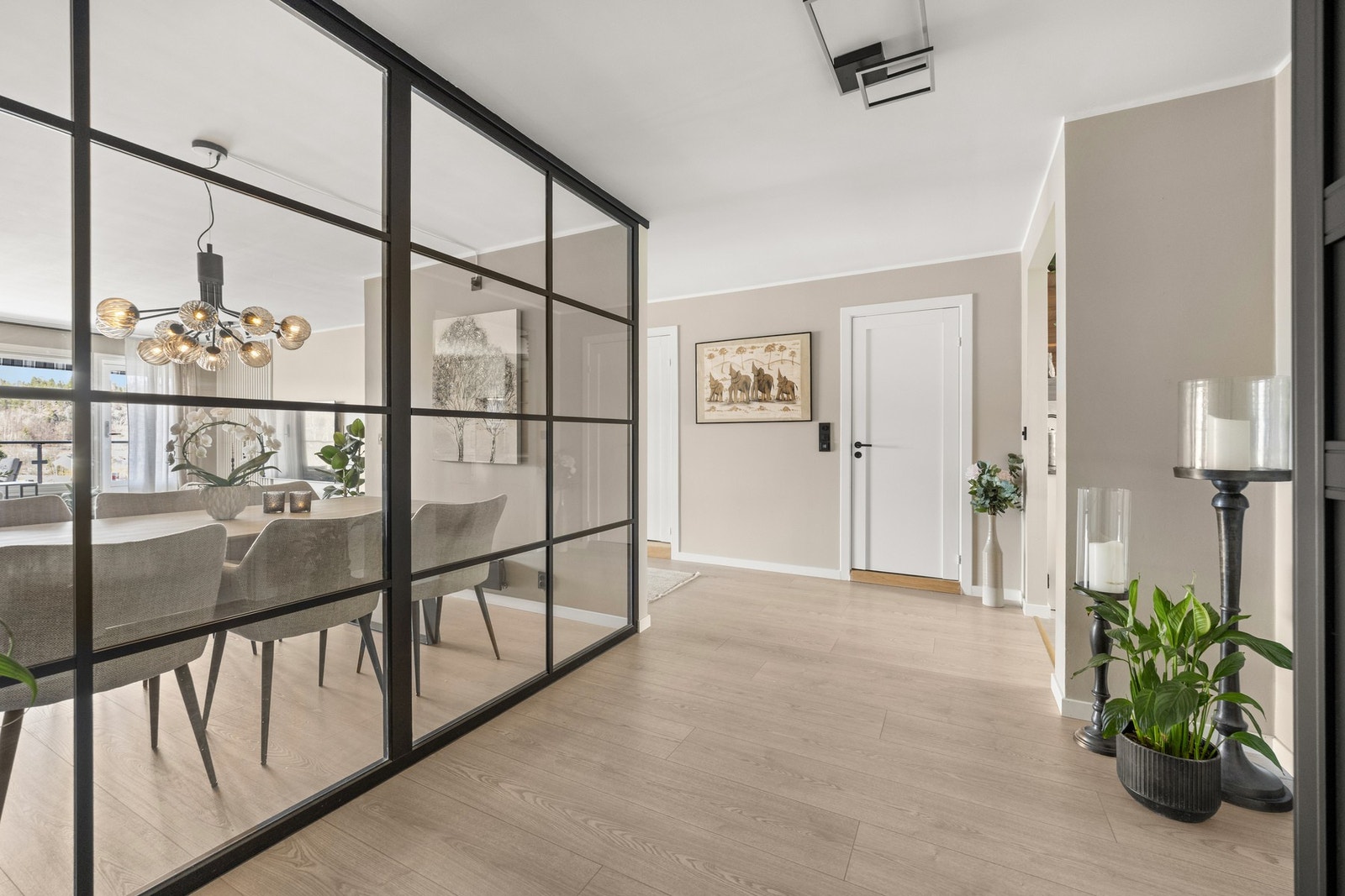 Den lyse entréen gir et solid førsteinntrykk av leiligheten. Galleribilde