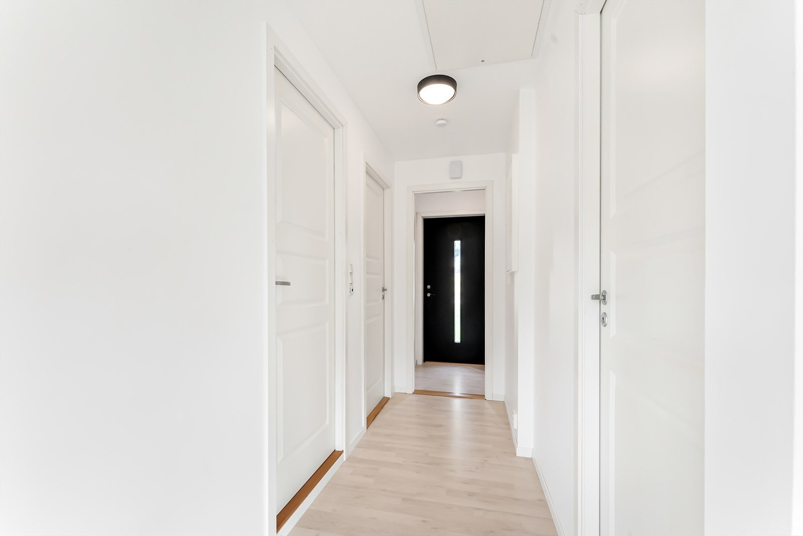Mot inngangsparti Galleribilde