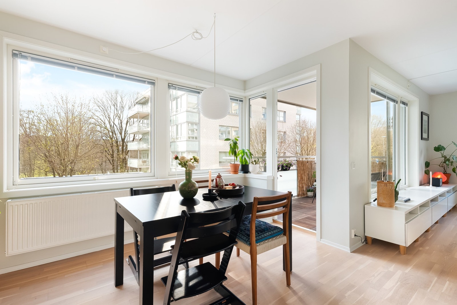 En innholdsrik og lys 4-roms hjørneleilighet fra 2009 i familievennlige og frodige omgivelser! Galleribilde