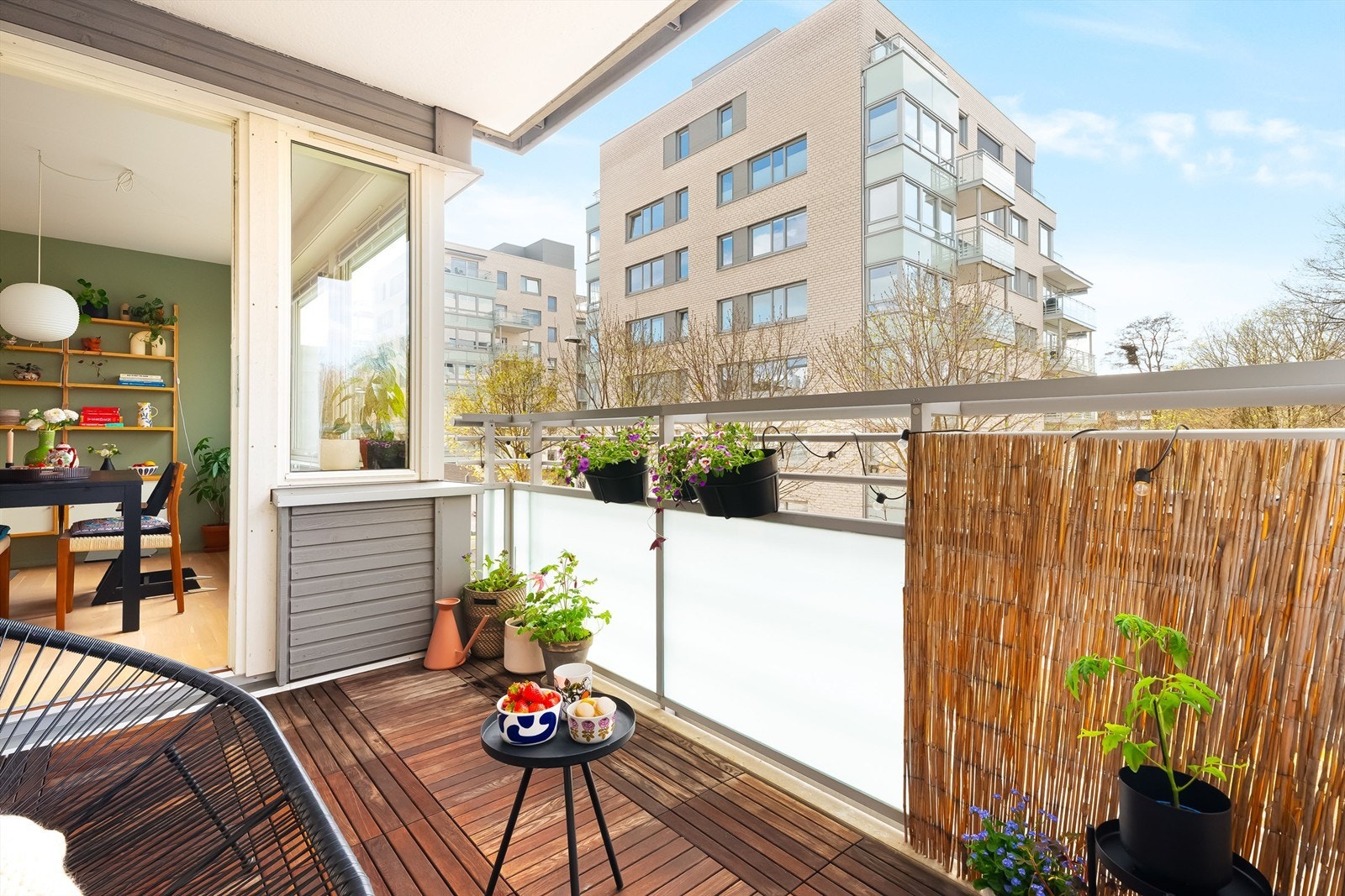 Dette er en 2.etg ut mot gaten fra stue, kjøkken og balkong samt 1.etg ut mot frodig bakgård fra soverommene. Galleribilde