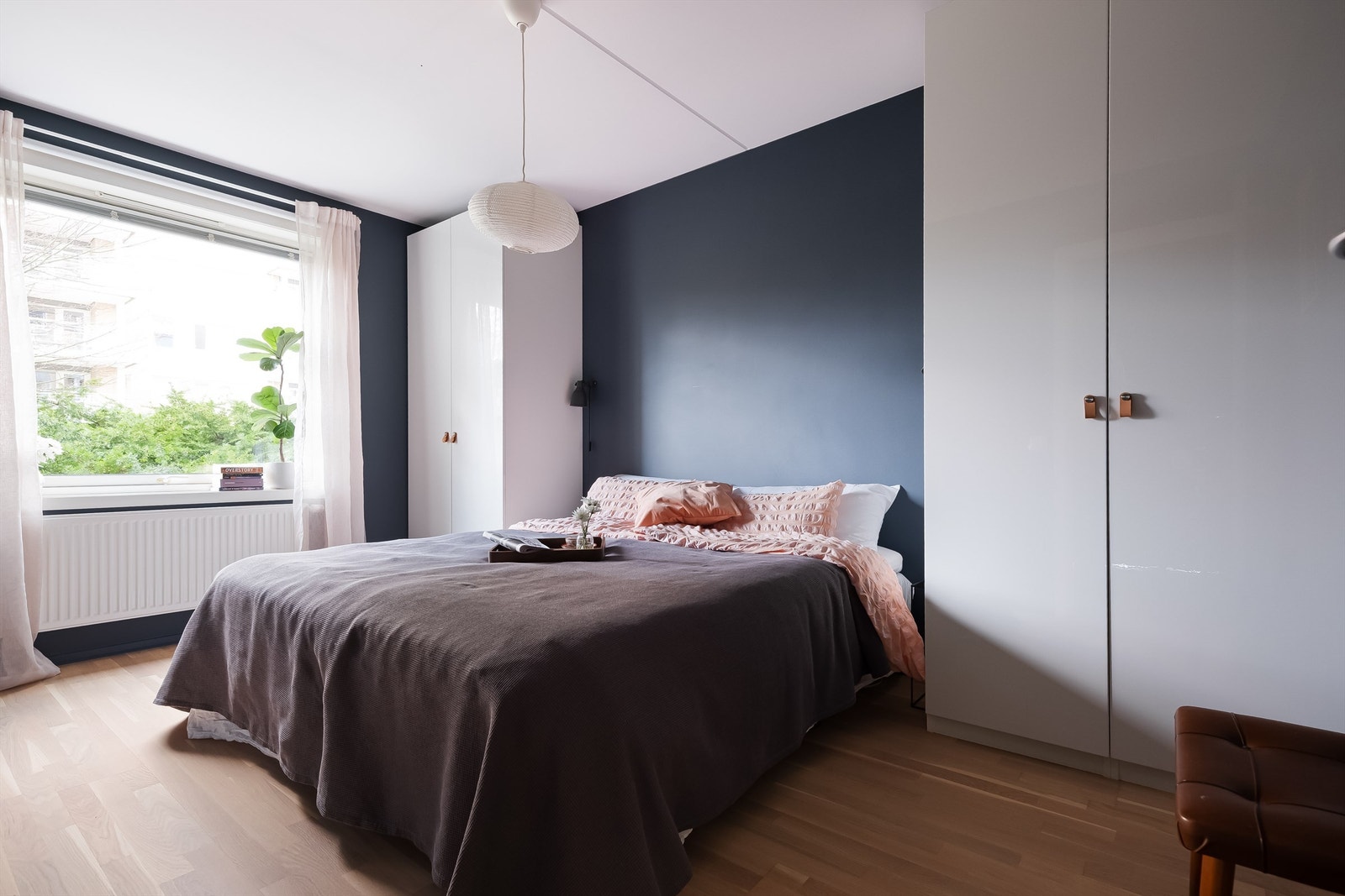 Romslig hovedsoverom med plass til stor dobbeltseng og høyskap. Galleribilde