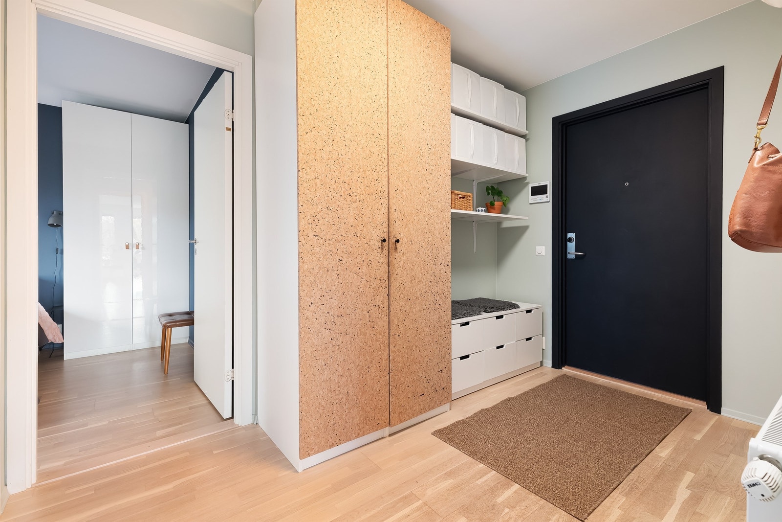 Innbydende og romslig entré med plass til å henge fra seg yttertøy og annet. Galleribilde