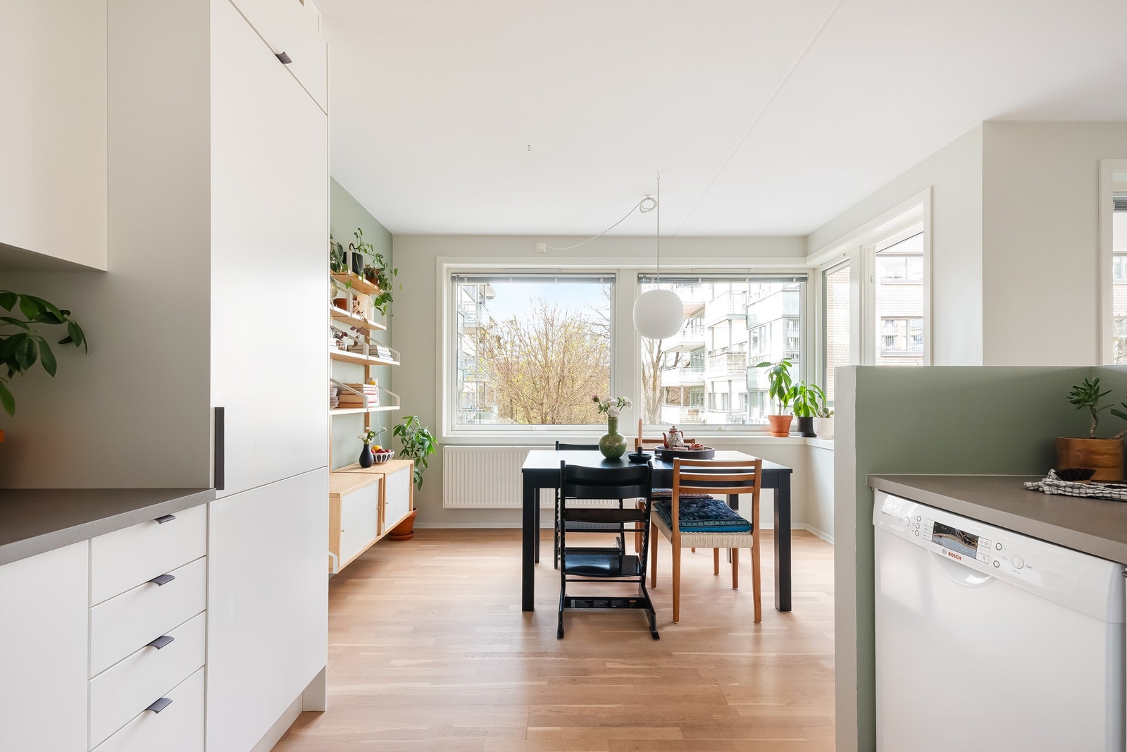 Spisestue/kjøkken. Galleribilde