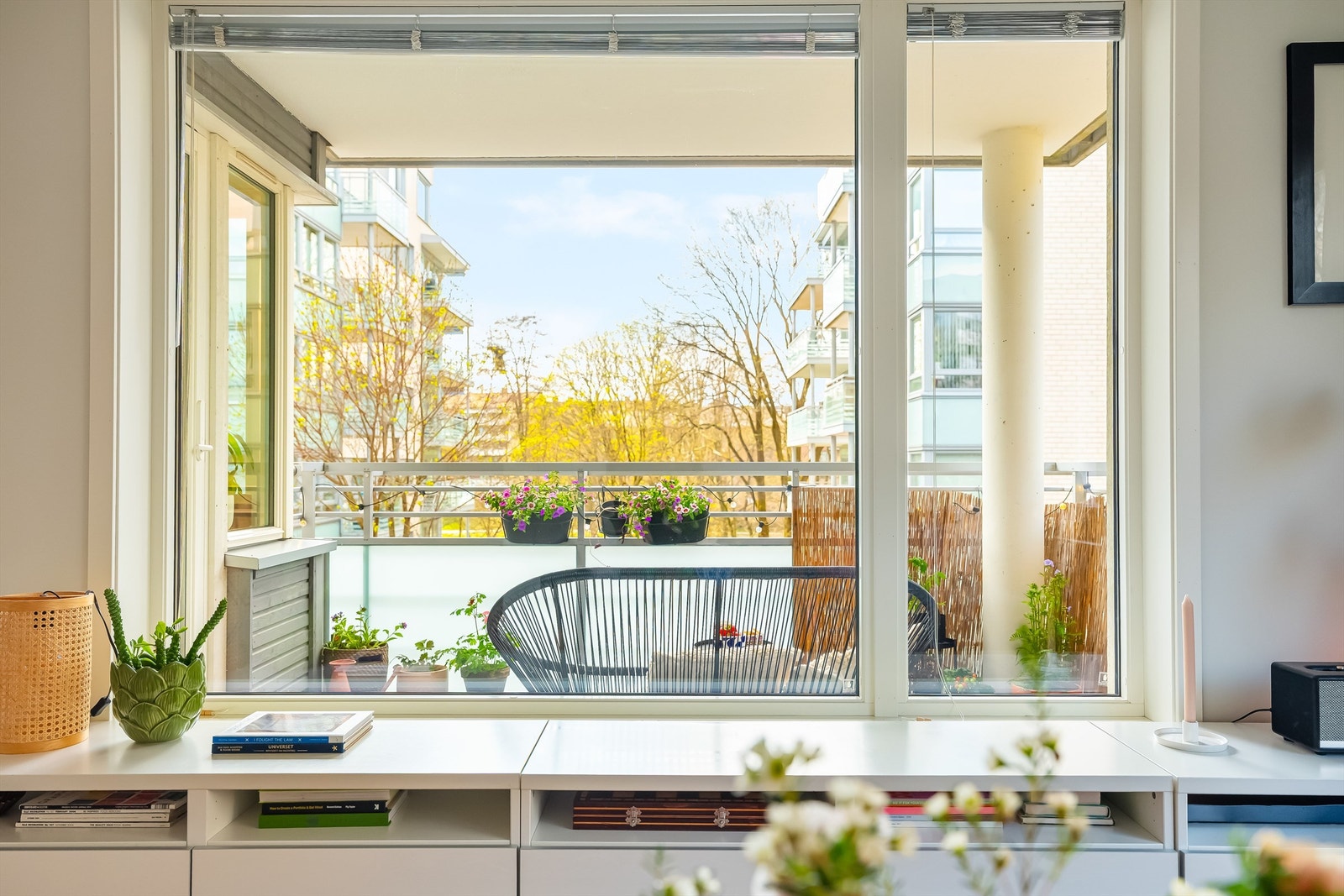 Du vil garantert sette pris på det hyggelige utsynet fra stuen! Galleribilde