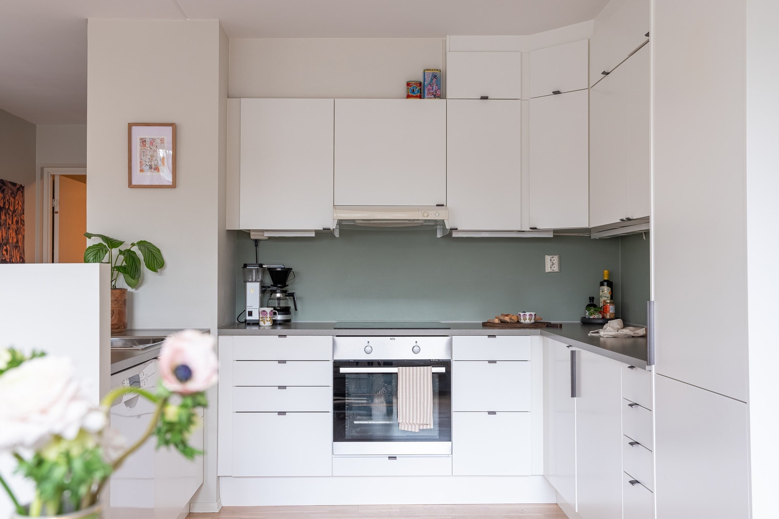 Kjøkkeninnredningen er fra byggeåret (2009), men i 2019 satte selger inn nye hvitevarer, nye fronter og ny benkeplate fra Sigdal. Galleribilde