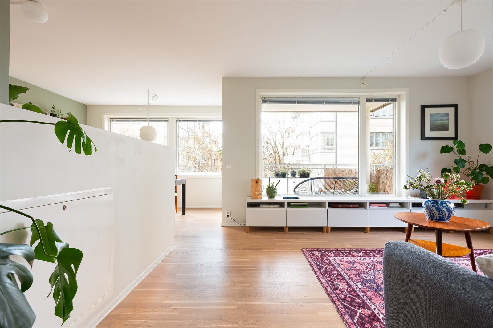 De nøytrale overflatene gir et godt utgangspunkt for personlig stil og innredning. Galleribilde