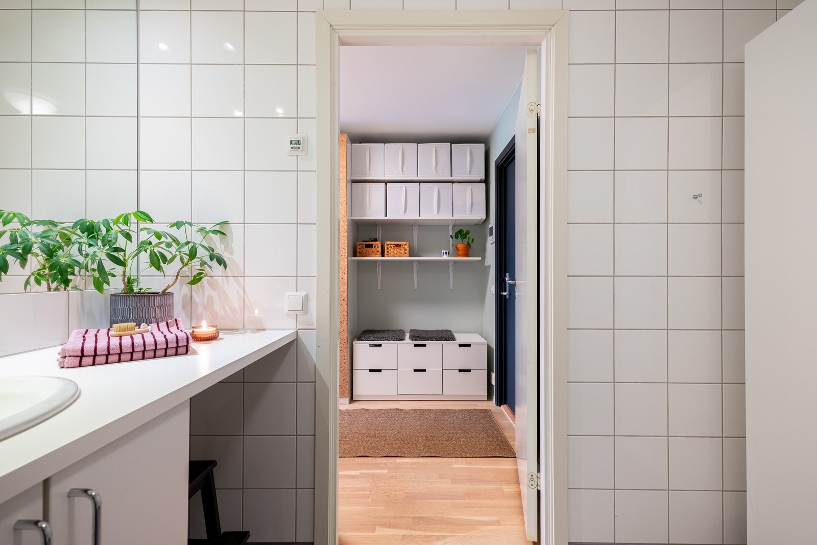 Leiligheten har et romslig og tidløst bad fra 2009. Galleribilde