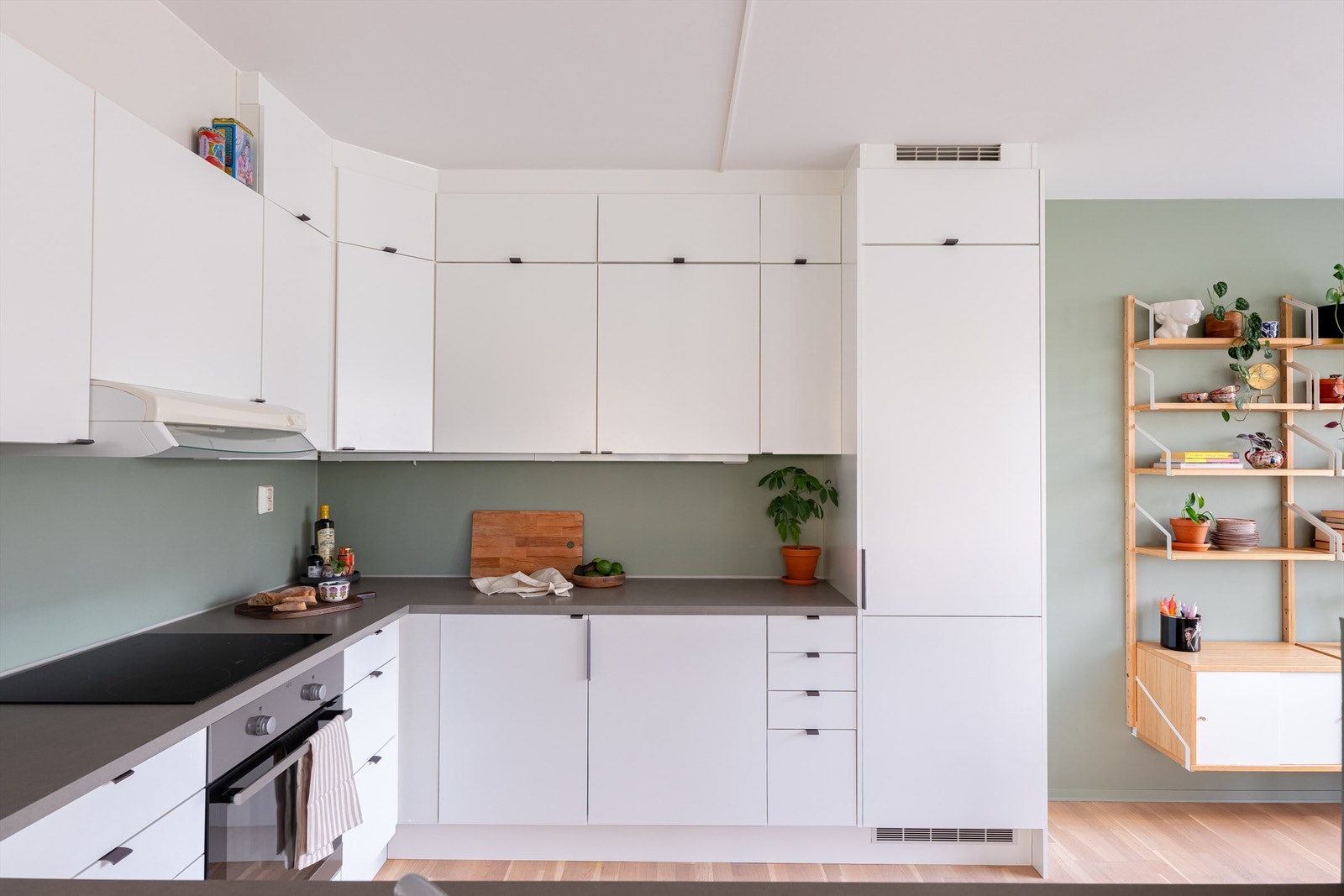 Hvitevarene på kjøkkenet medfølger ved salg. Galleribilde