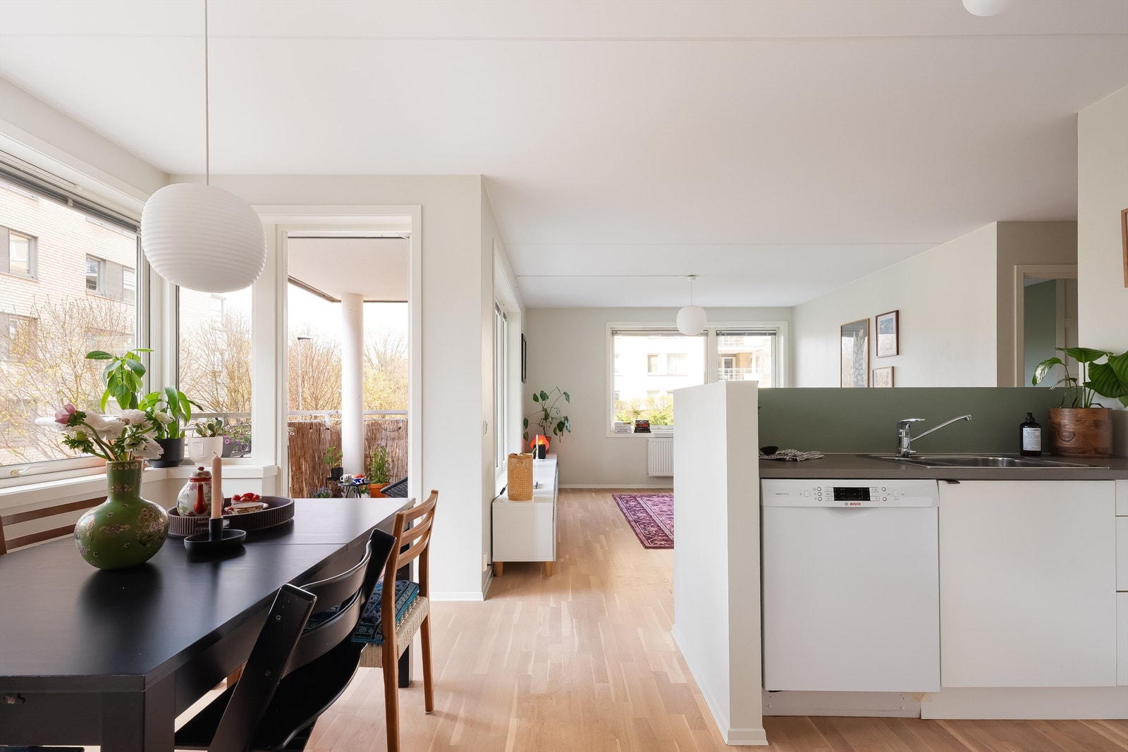 Her er det en åpen og sosial atmosfære med god plass til ønsket møblering. Galleribilde