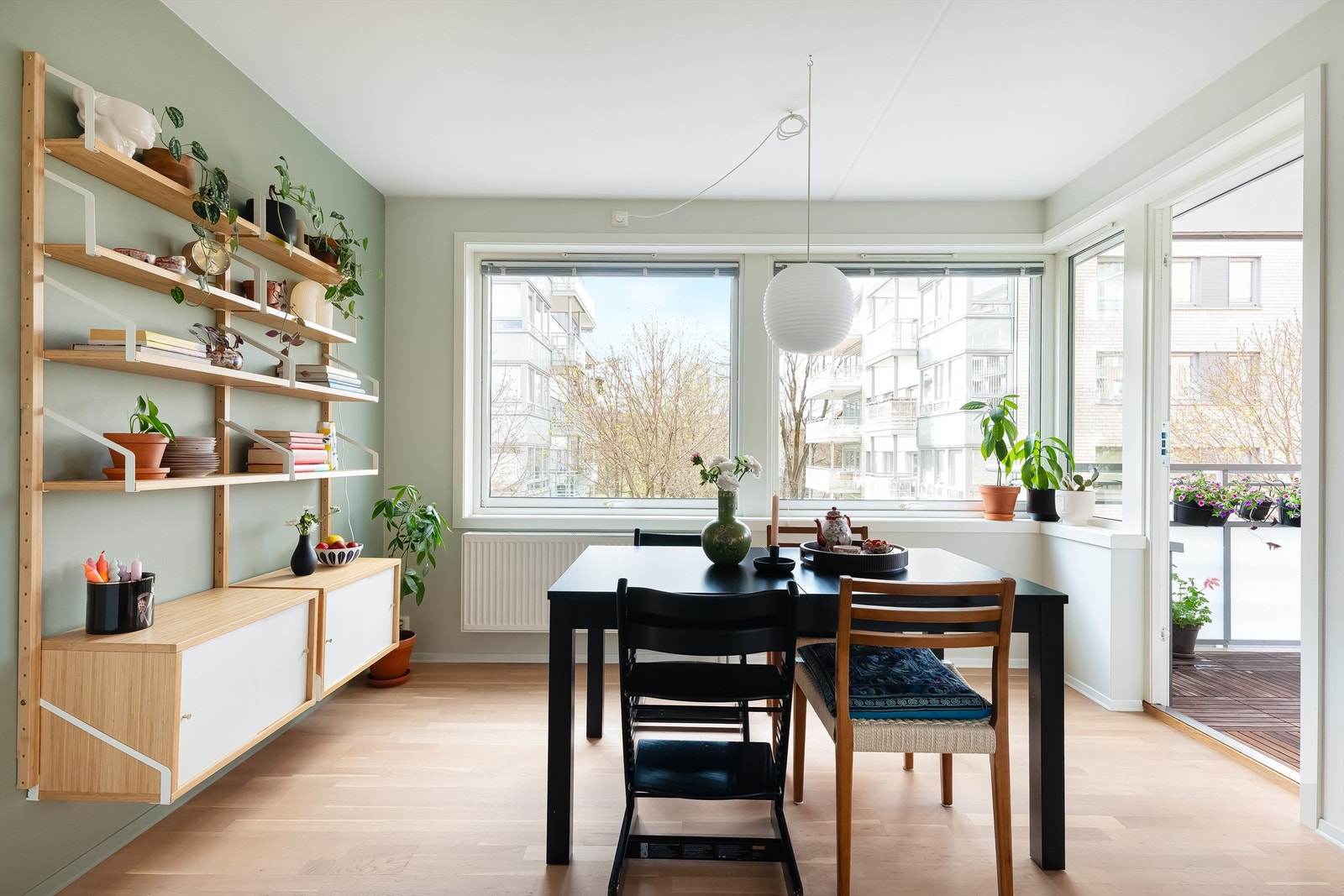 Leiligheten ligger på hjørnet og har store vindusflater som slipper inn rikelig med dagslys. Galleribilde