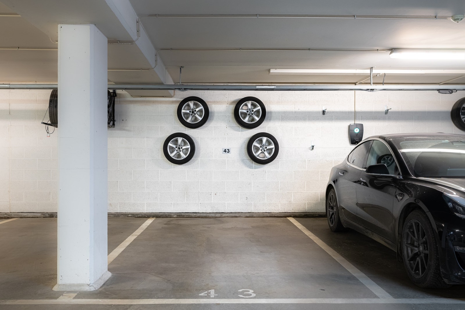 Leiligheten har bruksrett til parkeringsplass nr. 43 i oppvarmet garasjeanlegg. Enkel og praktisk døraåpning til garasjeanlegget via app. Galleribilde