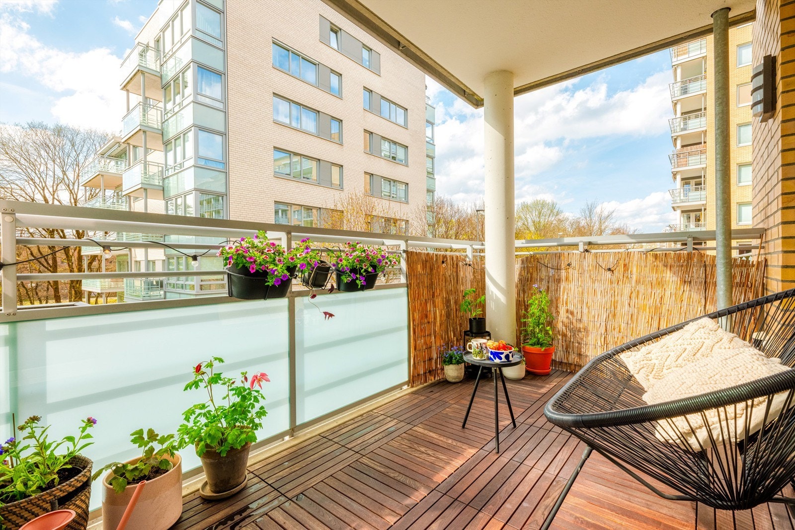 Vestvendt balkong på 7 kvm med sol fra ca. kl. 14-19 på sommeren. Galleribilde