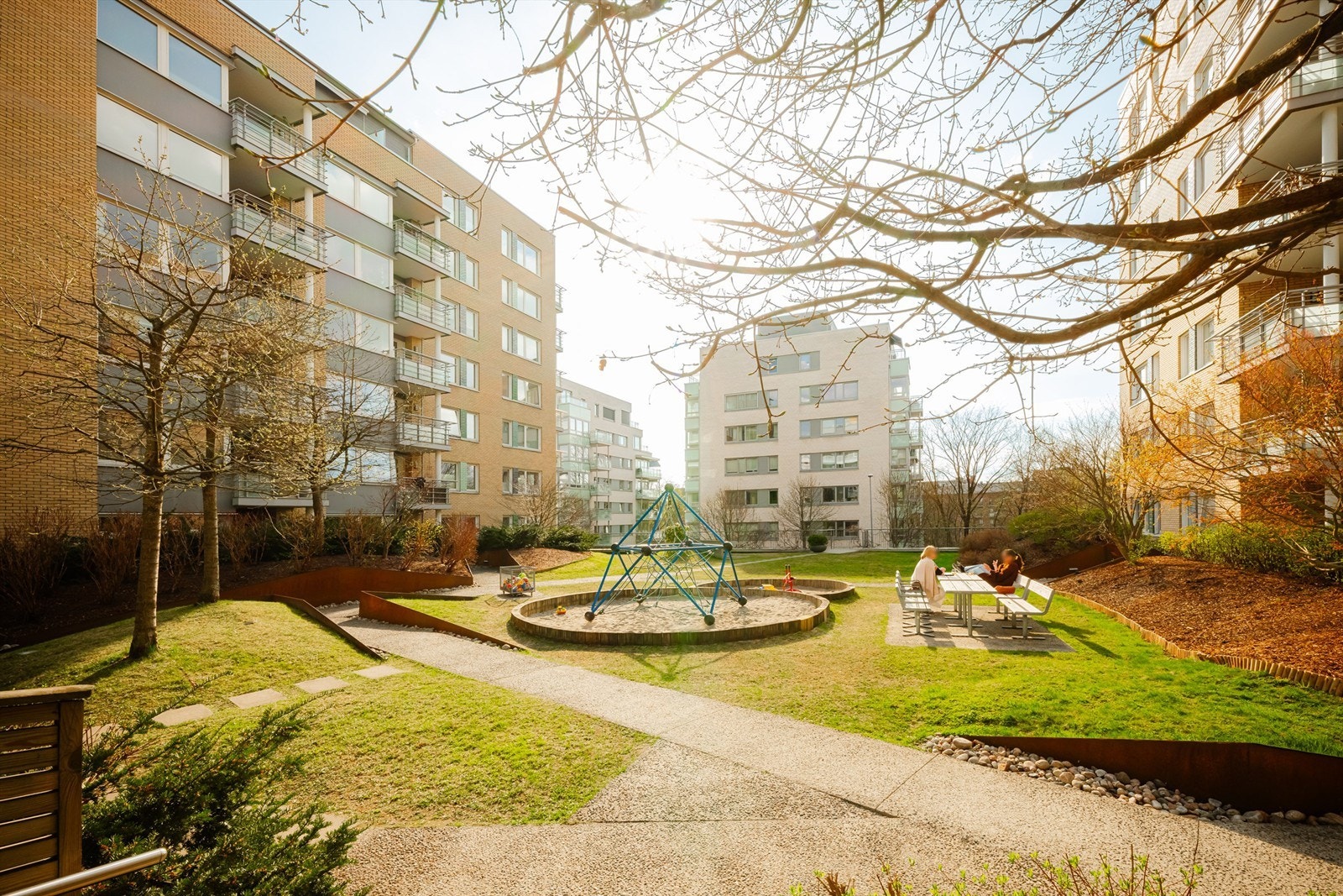 Her bor man veldig sentralt samtidig som man nesten rett uten for døra har store turarealer helt uten trafikk, med mange lekeplasser og barnehager man kan leke i i helgene. Galleribilde