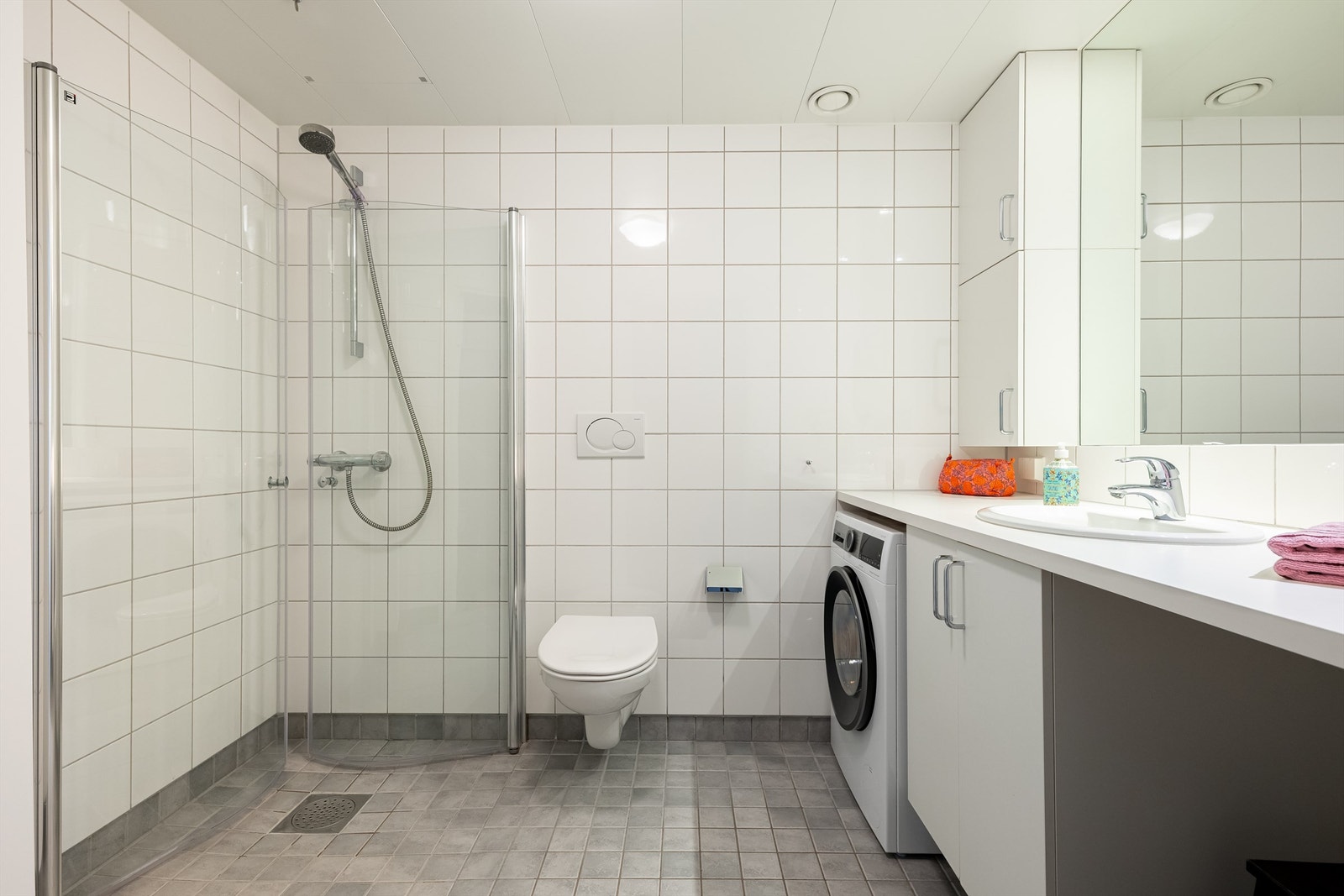 På badet er det varmekabler i gulvet og opplegg til vaskemaskin. Galleribilde