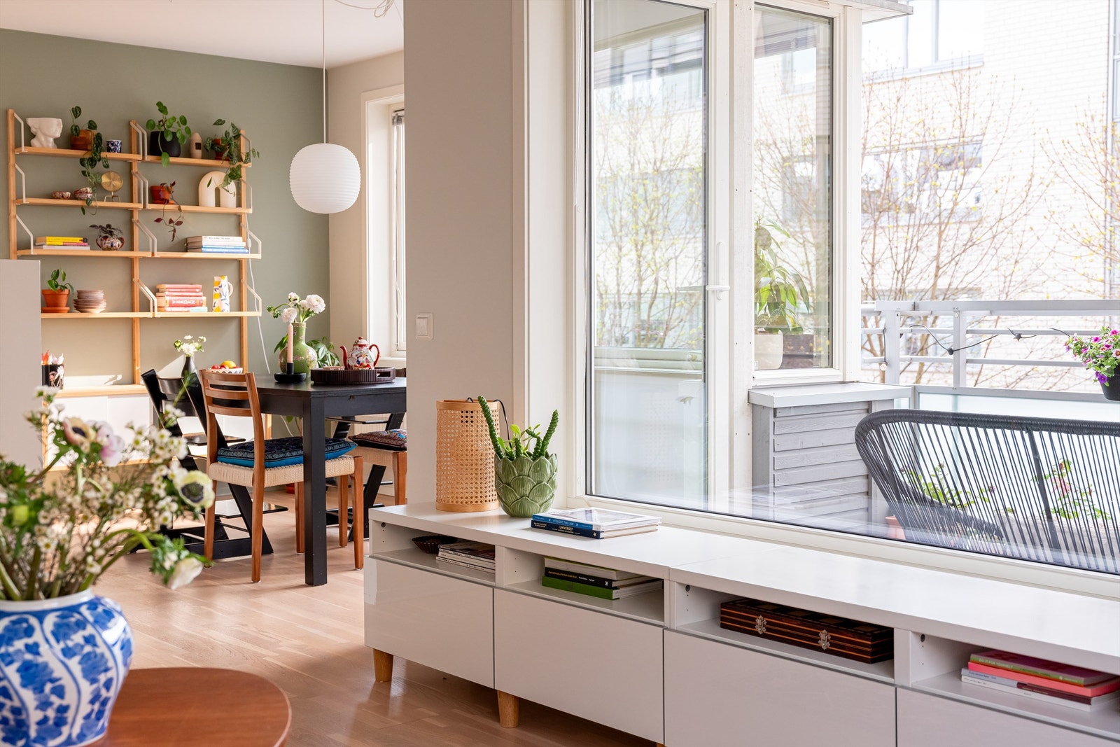 Lys og romslig stue med naturlig flyt mellom sonene! Galleribilde