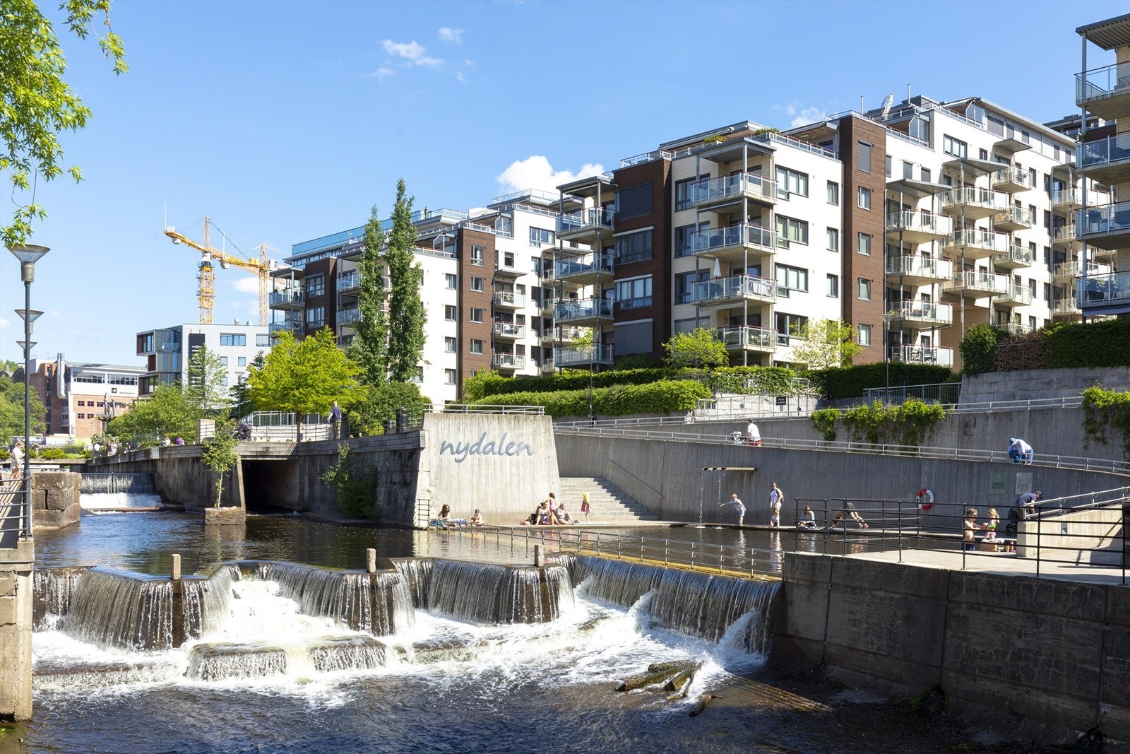 Selgers faste tur har vært opp til Nydalen. På den lille basketballbanen på vei til Nydalen kan barna lære å sykle på våren og lære å stå på skøyter på vinteren. Galleribilde