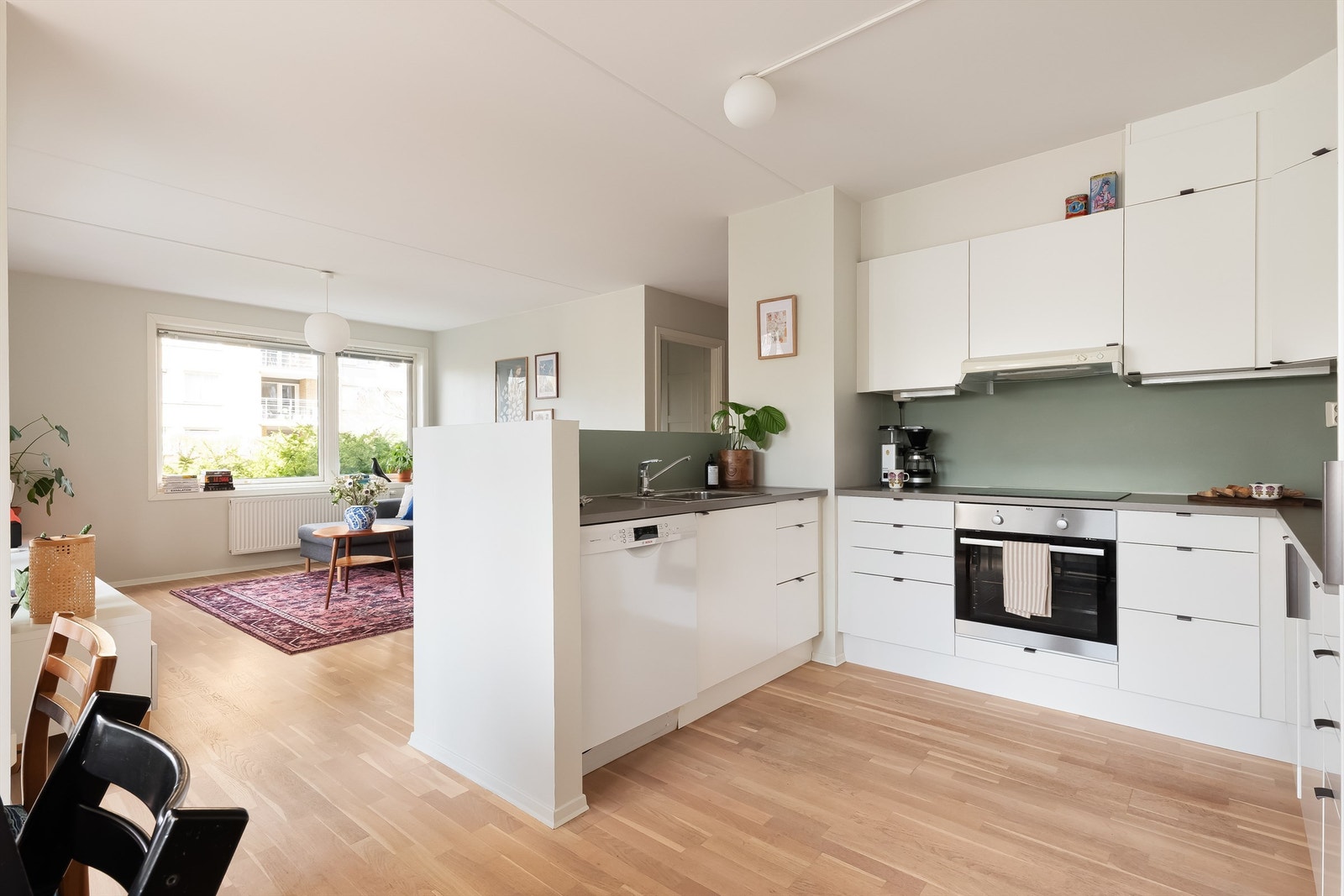 Et innholdsrikt kjøkken med mye skapplass. Galleribilde