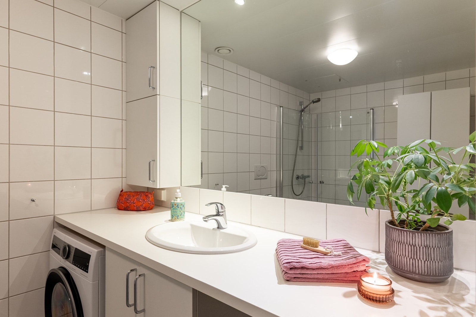 Det er godt med skapplass på badet. Galleribilde