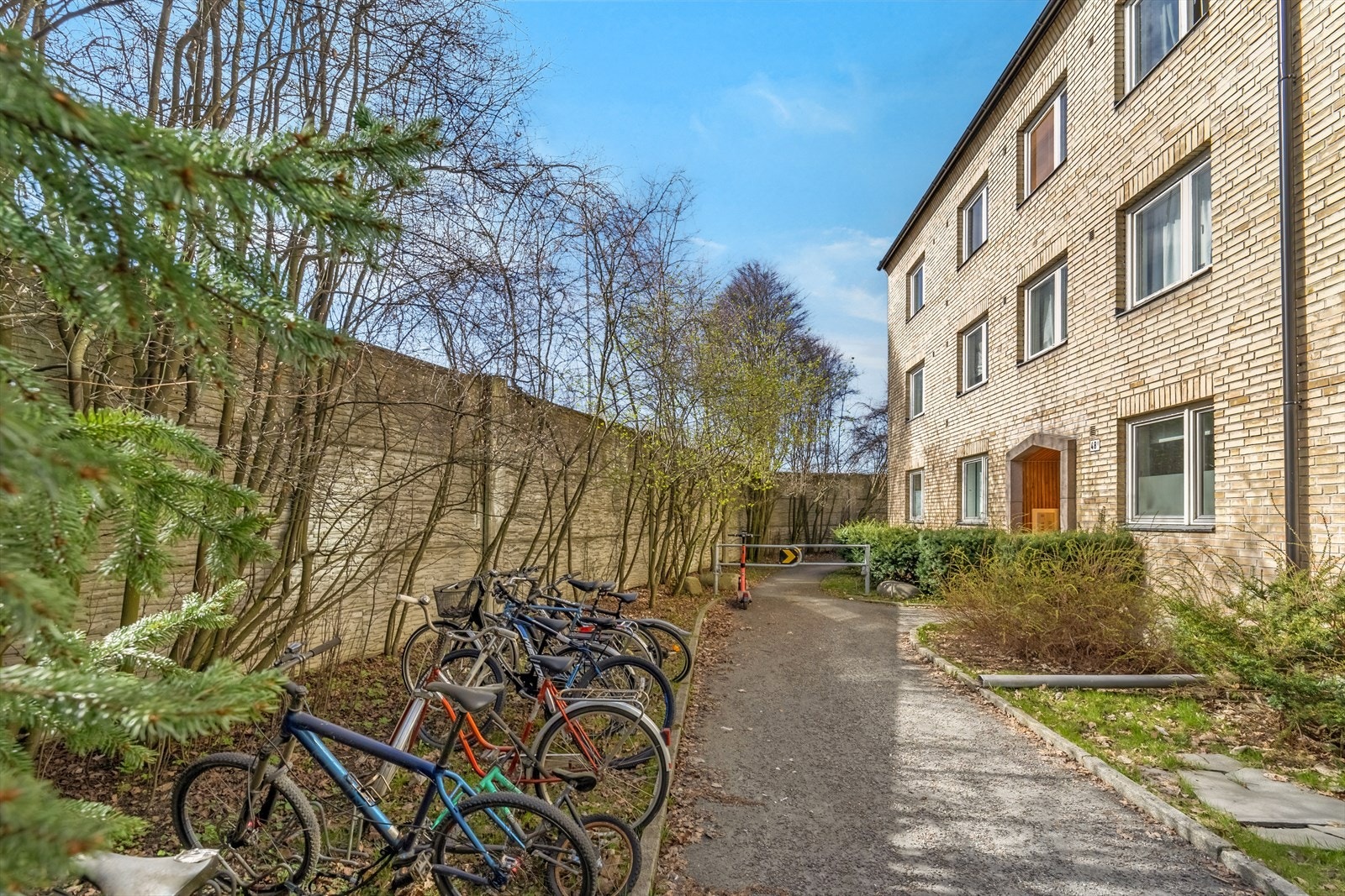 Utvendig sykkelparkering i tillegg til sykkelbod. Galleribilde