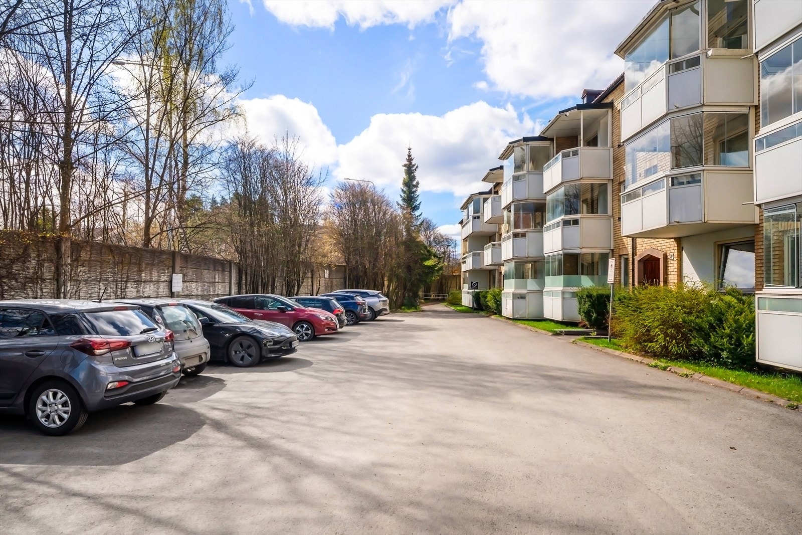 Borettslaget har noen parkeringsplasser. Det er ingen utleie. Førstemann-til-mølla-prinsippet etter søknad/registrering hos styret. Galleribilde