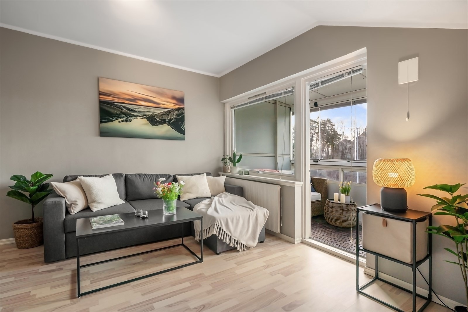 Stue med plass til både sofagruppe og spiseplass. Godt med lysinnslipp fra store vindusflater. Galleribilde