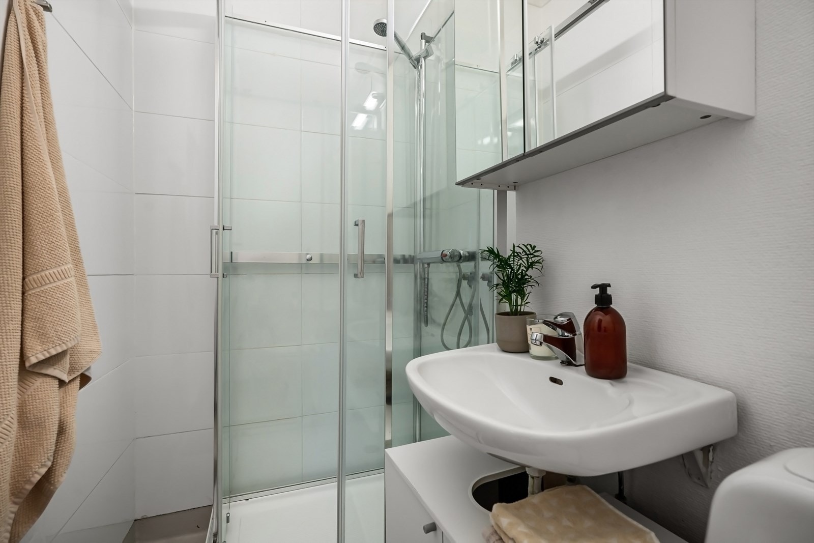 Nytt epoxybelegg, våtromsmaling og dusjkabinett i 2022. Galleribilde