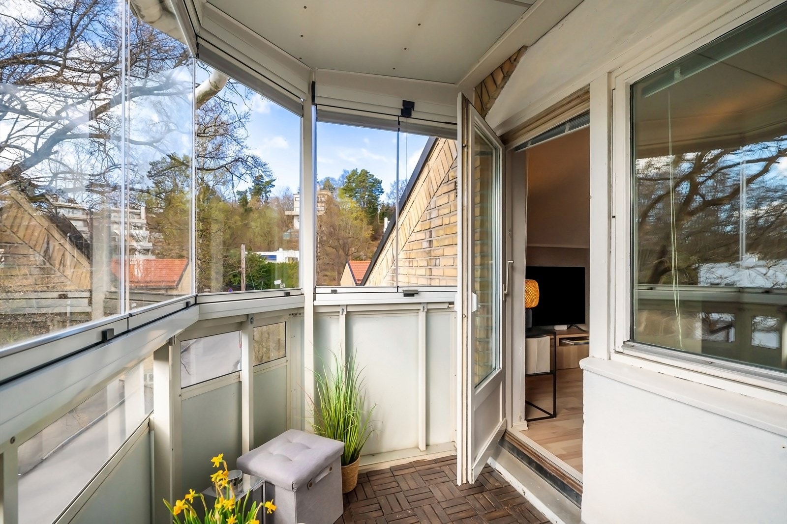 Leiligheten har god og skjermet internbeliggenhet i enden av bygget med god avstand til neste bygg. Galleribilde