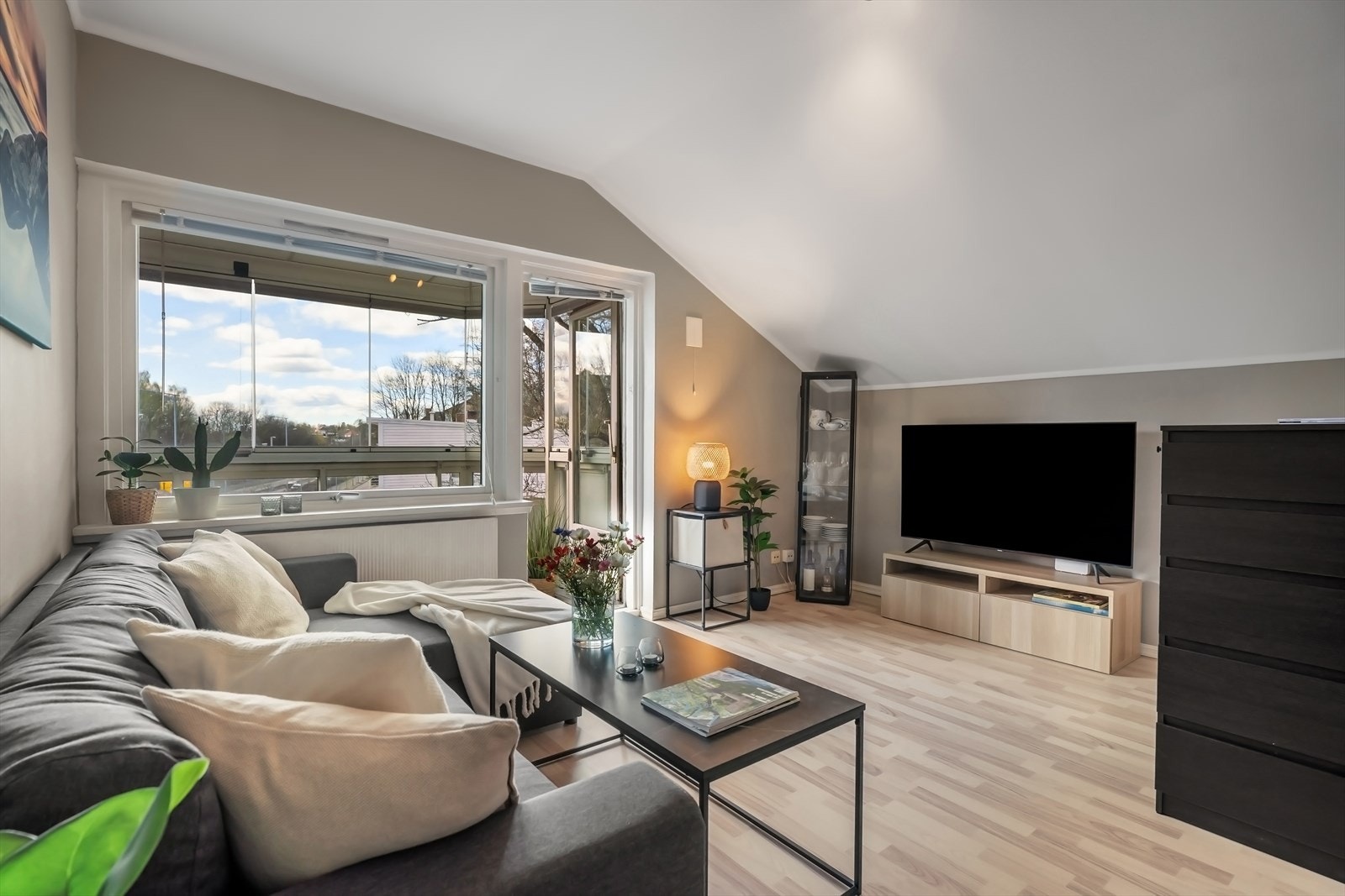 Pene, malte overflater og lyse gulv. Varmtvann og fyring er inkludert i felleskostnader. Galleribilde